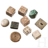 Fünf Würfel, zwei Spielsteine, zwei Gewichte und ein Zierknopf, meist römisch, 2. - 7. Jhdt. n. Chr.