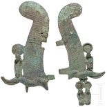 Zwei Hälften von Federkronen mit Uräusschlangen, Bronze, Ägypten, Anfang bis mittleres Drittel 1. Jt