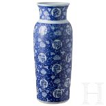 Große blau-weiße Vase mit Blumendekor, China, Anfang 20. Jhdt.
