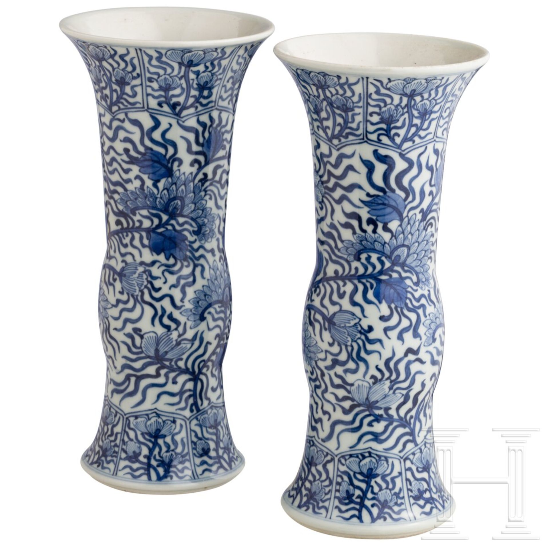 Ein Paar blau-weiße Gu-Vasen, Qing-Dynastie, 19. Jhdt.  - Bild 2 aus 3