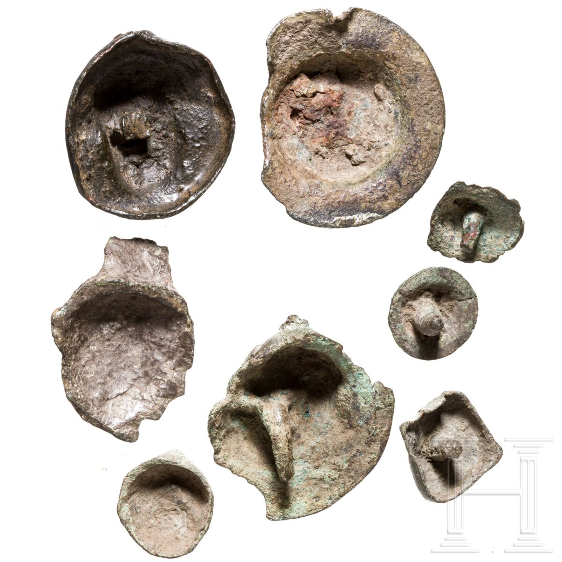 Vier Ziernägel und vier Bronzeappliken in Kopf- und Maskengestalt, römisch, 2. - 3. Jhdt. - Image 2 of 2