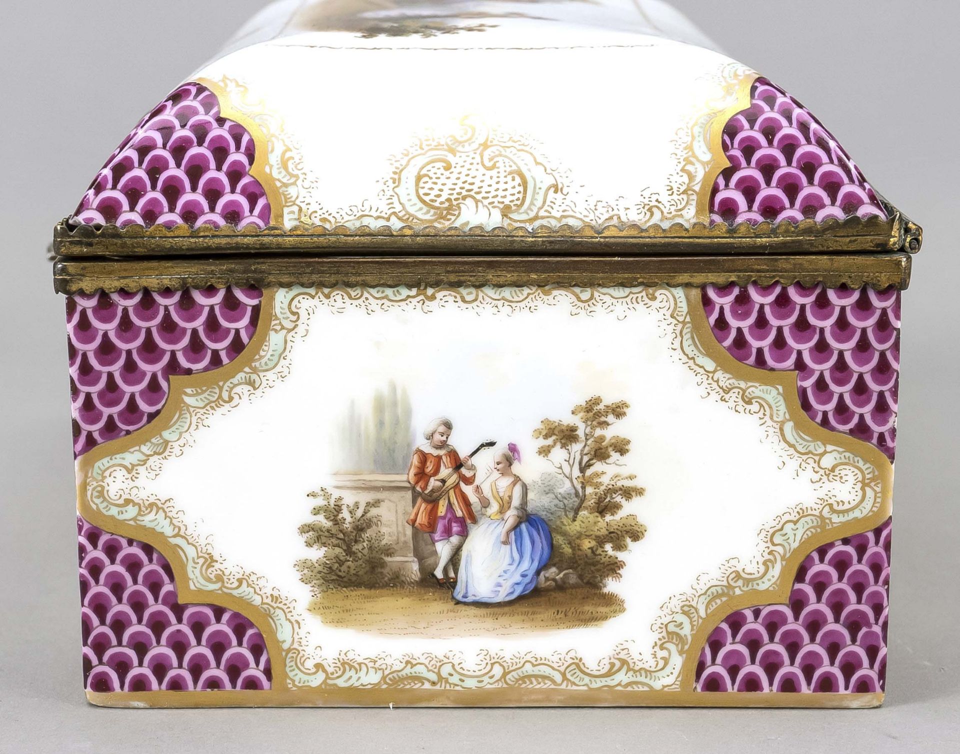 Lidded box in the style of Meissen, w. 18/19th c., fine polychrome painting with gallant couples - Image 7 of 7