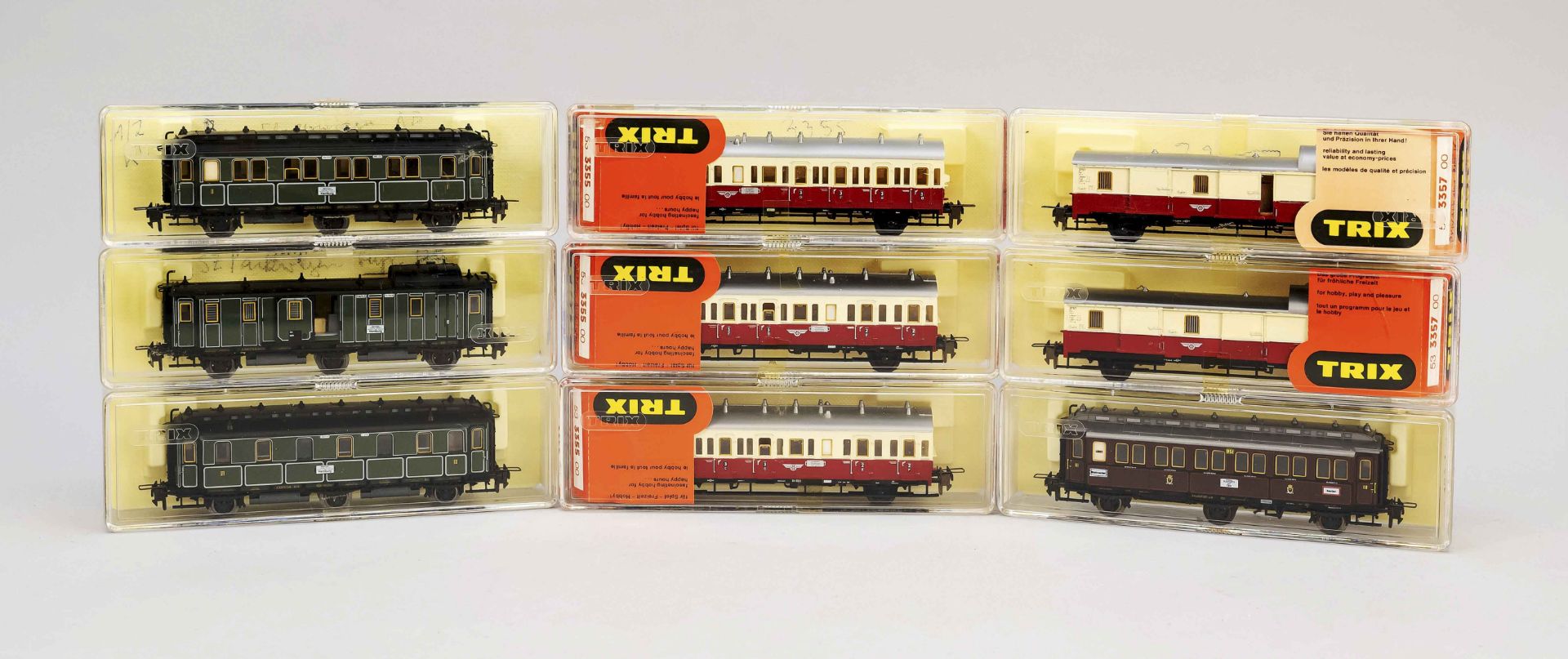 Trix H0 Express Large 32-piece set of passenger cars, including 3x 3356 and 4x 3355 and 2x 3357