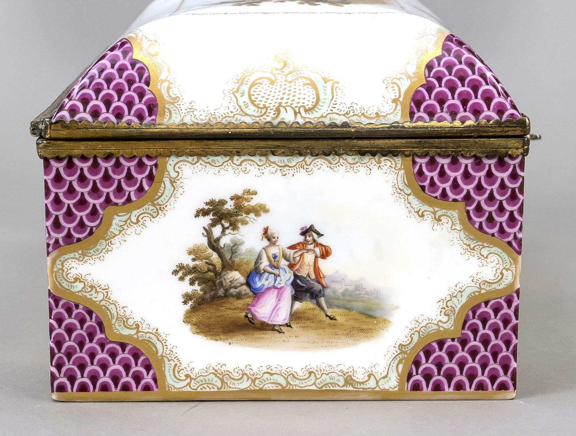 Lidded box in the style of Meissen, w. 18/19th c., fine polychrome painting with gallant couples - Image 5 of 7