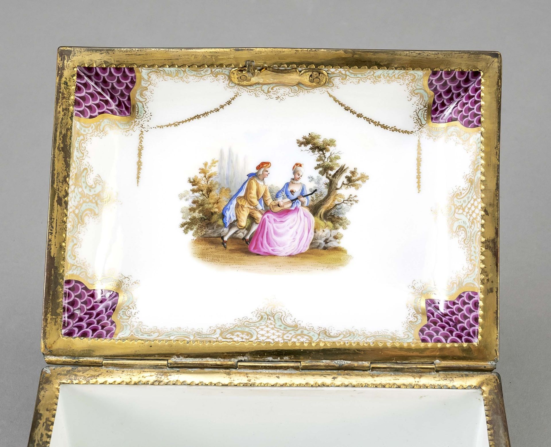 Lidded box in the style of Meissen, w. 18/19th c., fine polychrome painting with gallant couples - Image 3 of 7