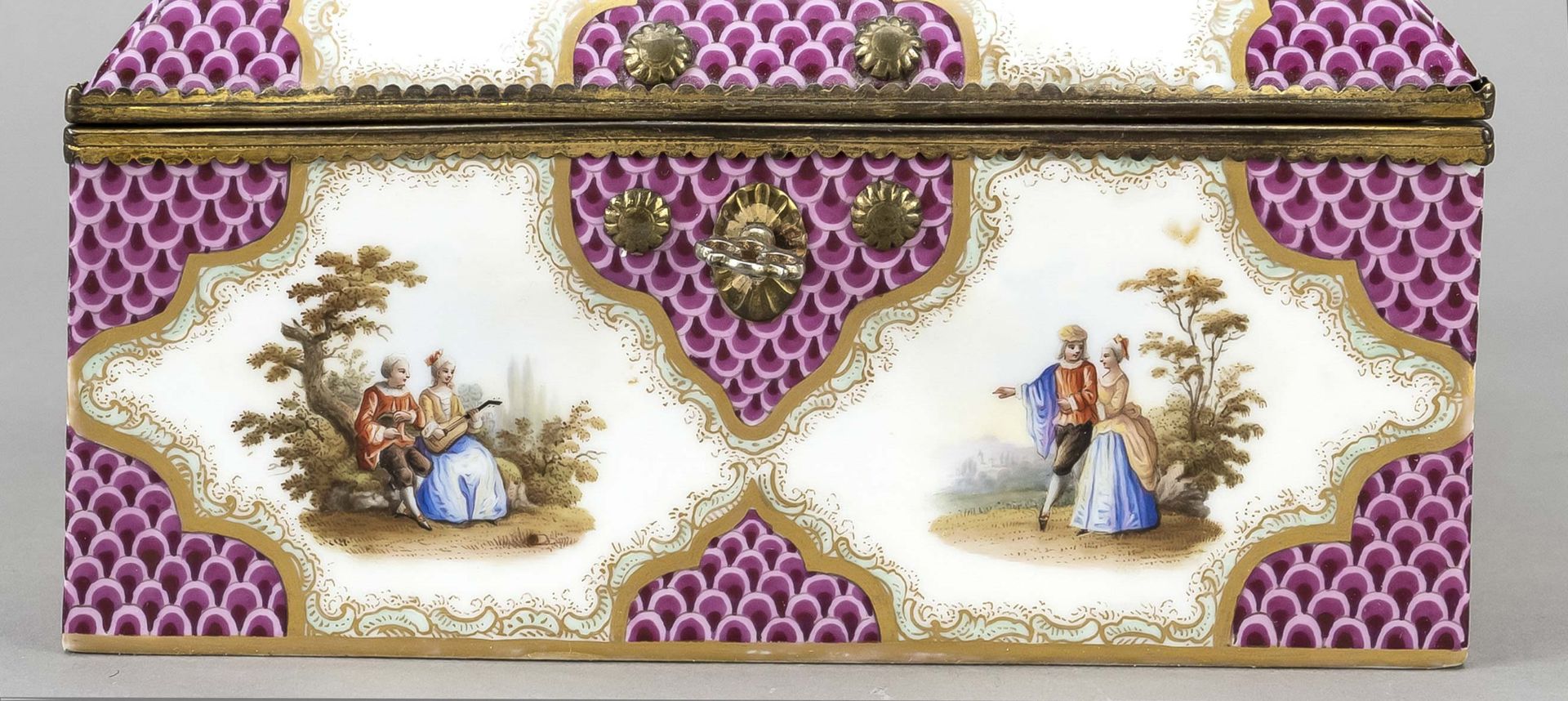 Lidded box in the style of Meissen, w. 18/19th c., fine polychrome painting with gallant couples - Image 4 of 7