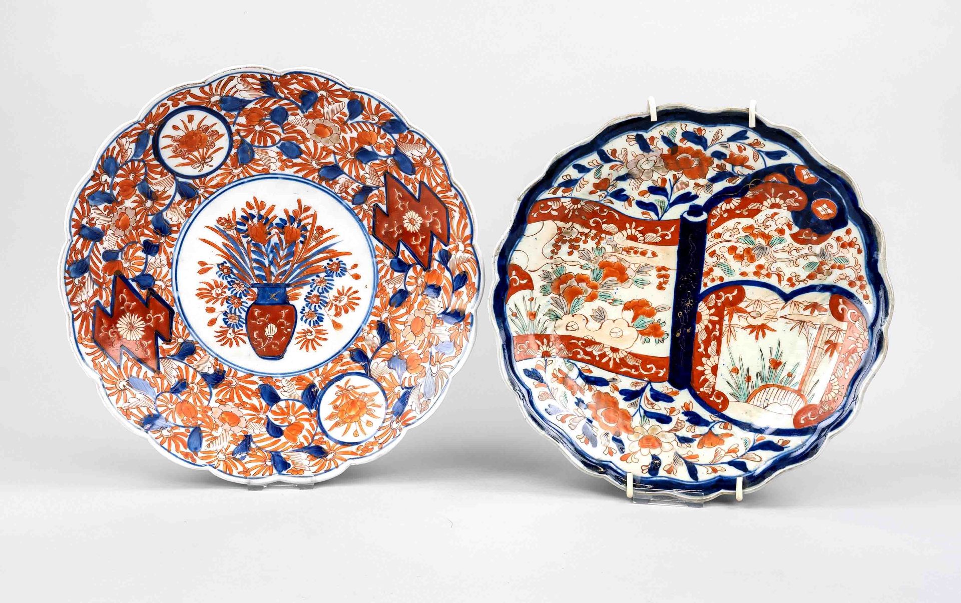 Pair of Imari chrysanthemum plates, Japan, Arita, Meiji period(1868-1912), around 1900, porcelain