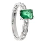 Emerald diamond ring WG 750/000 with one emerald cut faceted Colombian emerald 1,64 ct intense