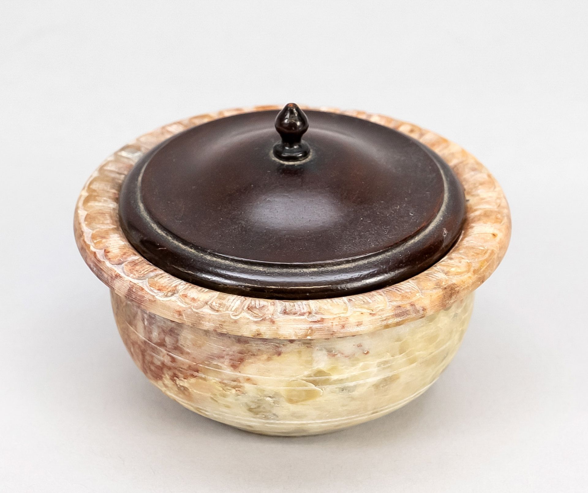 Serpentine bowl, China, date uncertain, bowl drilled in serpentine stone with wooden lid, d 7,5cm