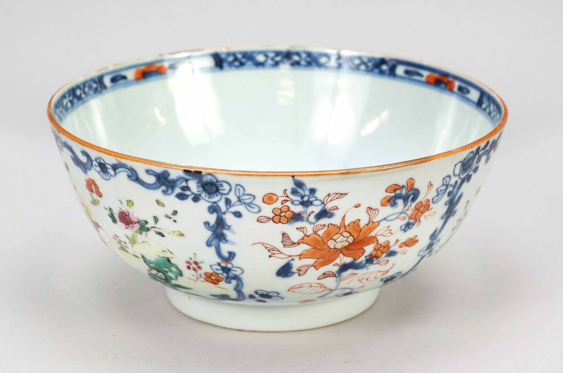 Large Imari bowl, China, Qing dynasty(1644-1912), Qianlong period(1735-1796), porcelain bowl with