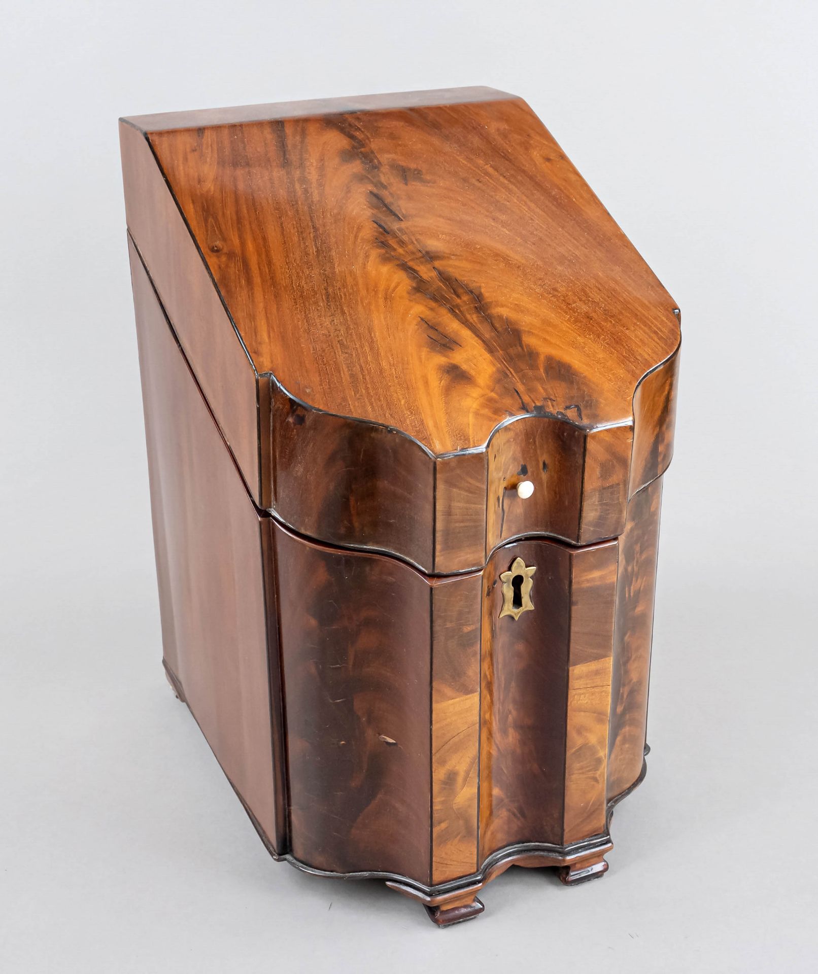 Cutlery box, England, early 19th c., mahogany veneer, on 4 feet, matching curved front, beveled - Image 2 of 2