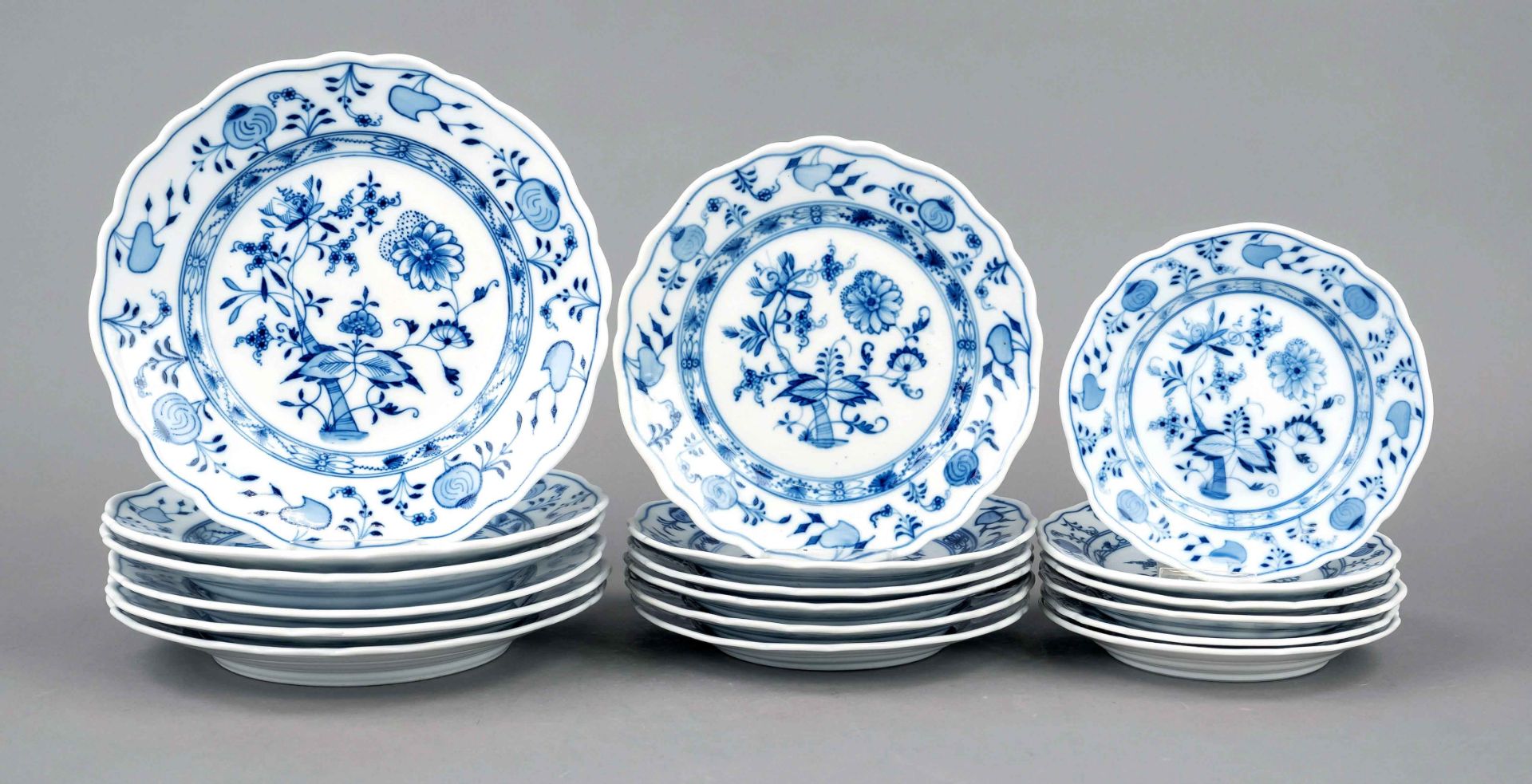 18 plates, Carl Teichert, city of Meissen, mark 1882-1929, form New Cutout, decor Onion pattern in