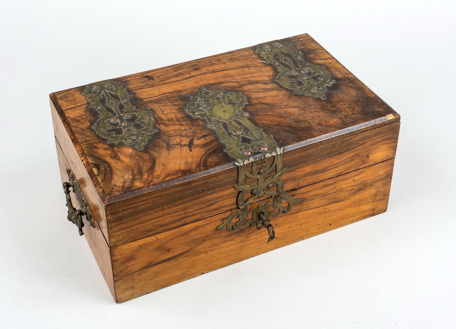 Game box, late 19th c. Rectangular box with hinged lid made of walnut with ornamental openwork brass - Image 2 of 2