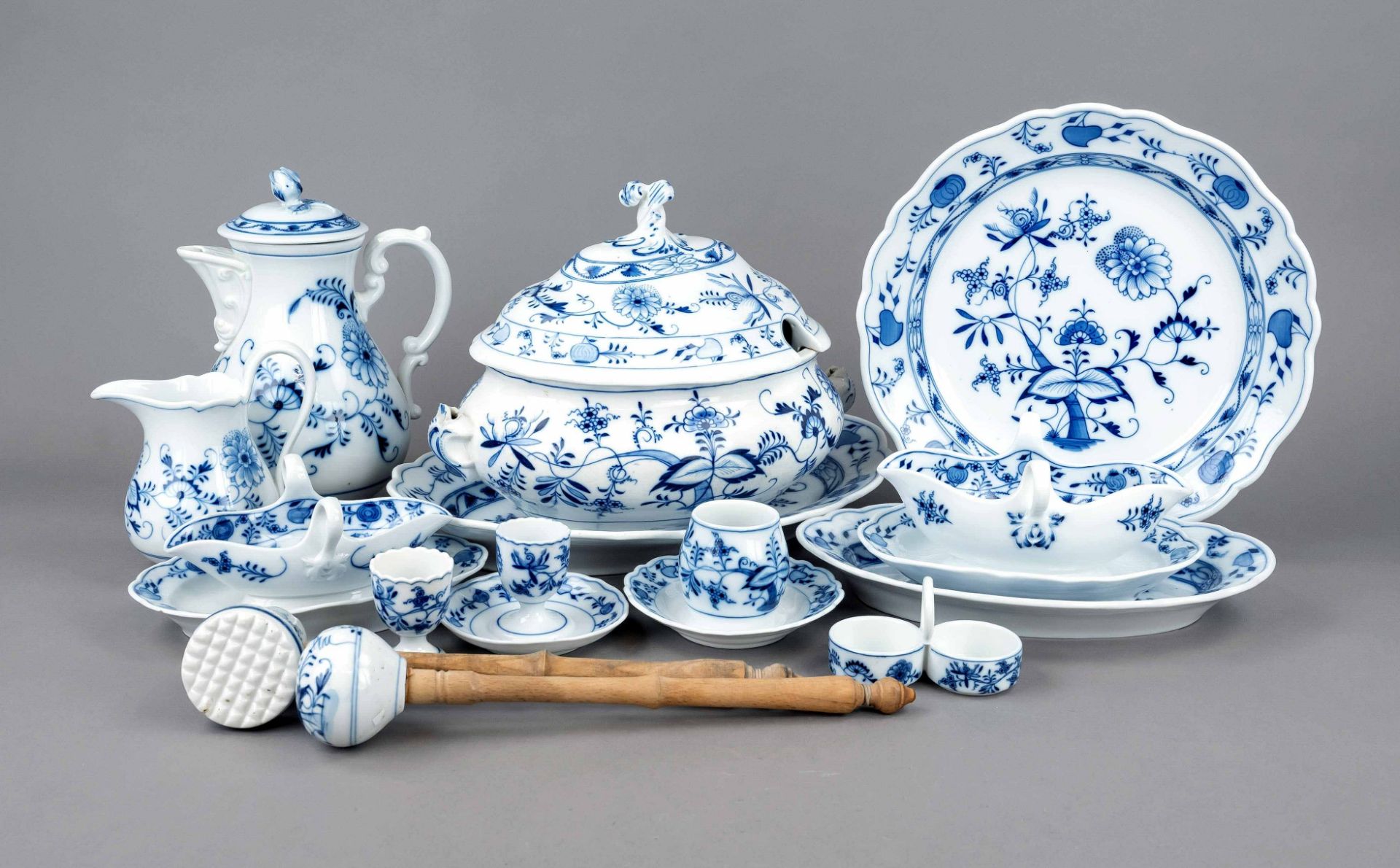 14 pieces city of Meissen, around 1900, decor onion pattern in underglaze blue, 2 kitchen utensils