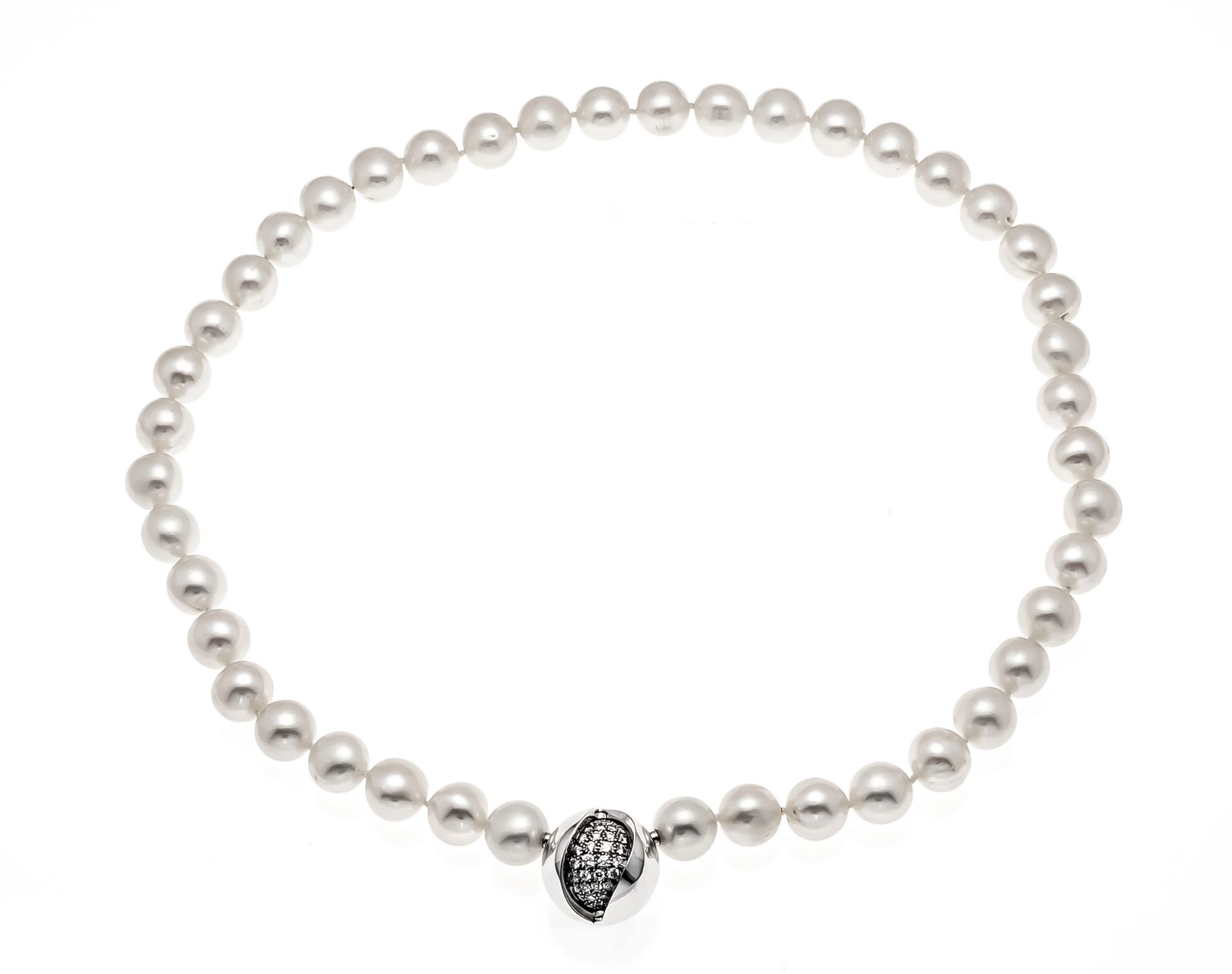 Pearl necklace with original Jörg Heinz patent clasp WG 750/000 with 67 diamonds, total 0,84 ct TW/