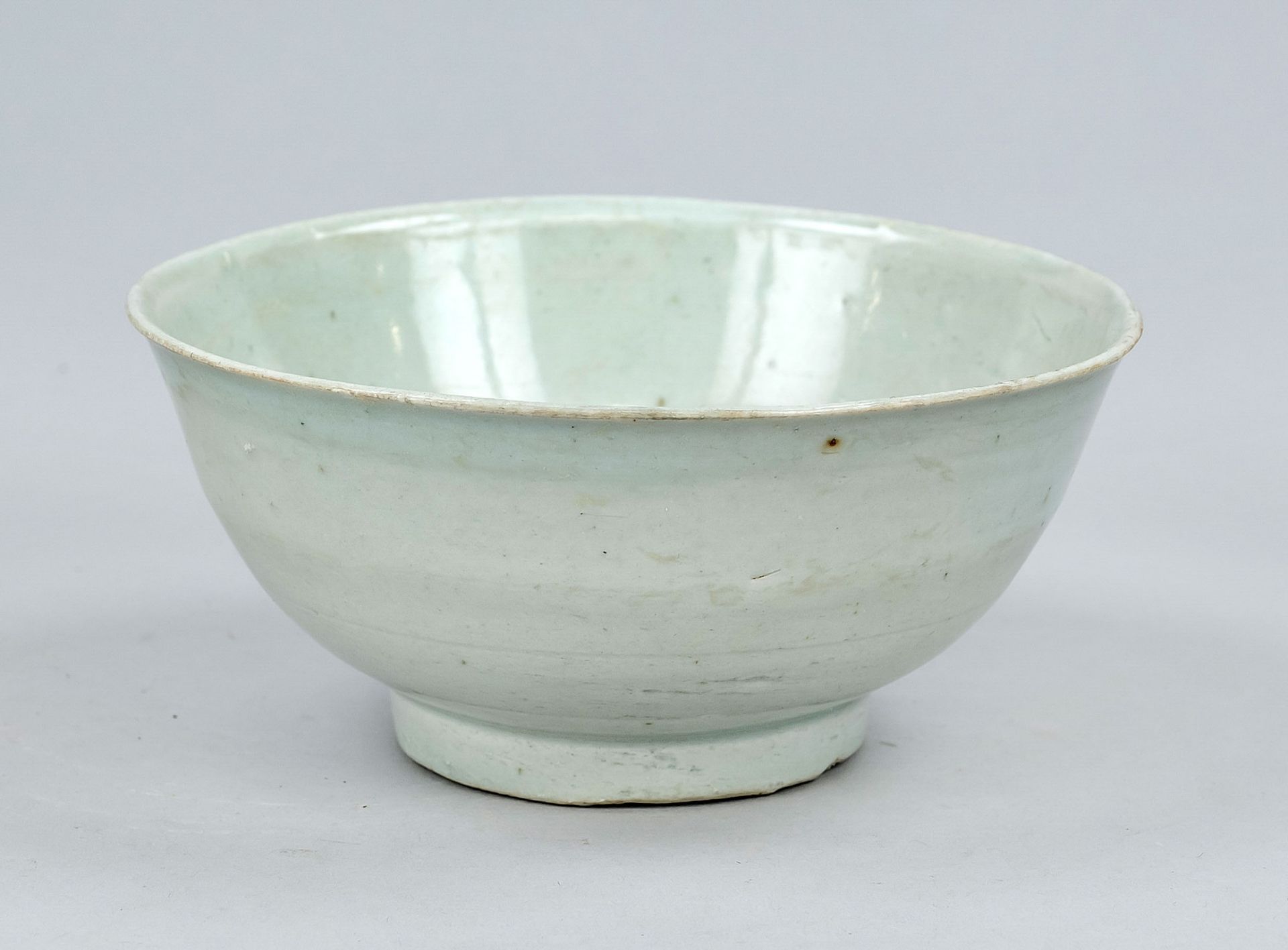 Seladon bowl, China, Ming dynasty(1368-1644), 15th/16th c., porcelain with dove blue glaze in period