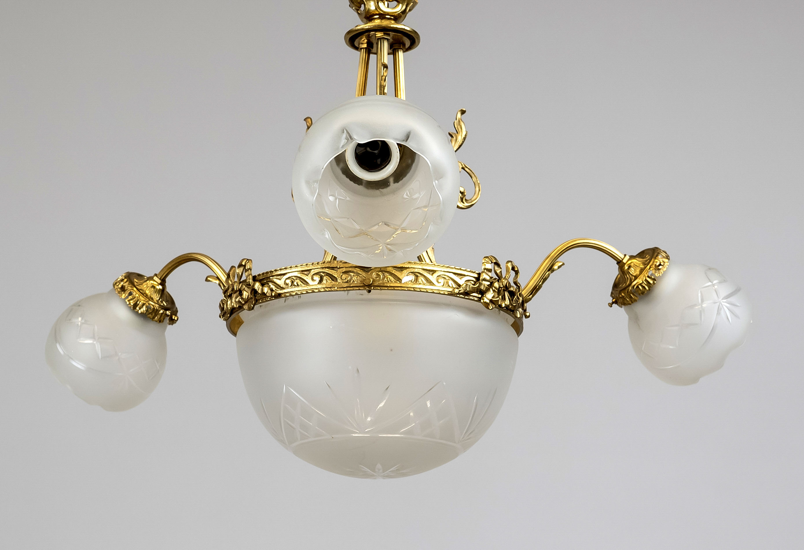 Ceiling lamp, late 19th c., brass. Wreath with bow tops on 3 curved chandelier arms overlaid with