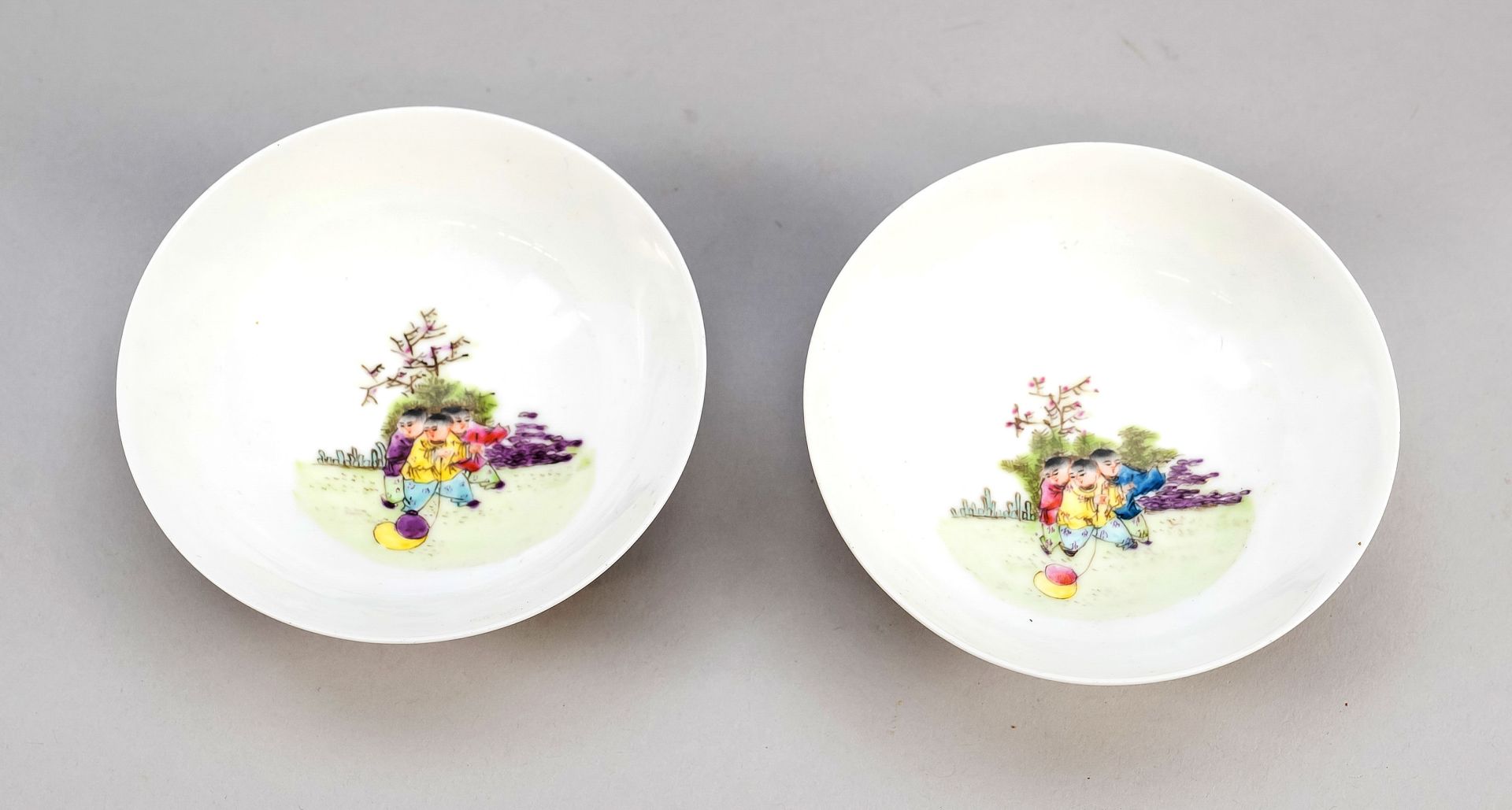 Pair of tea bowls 100 children, China, probably republic period(1912-1949), porcelain with - Image 3 of 3