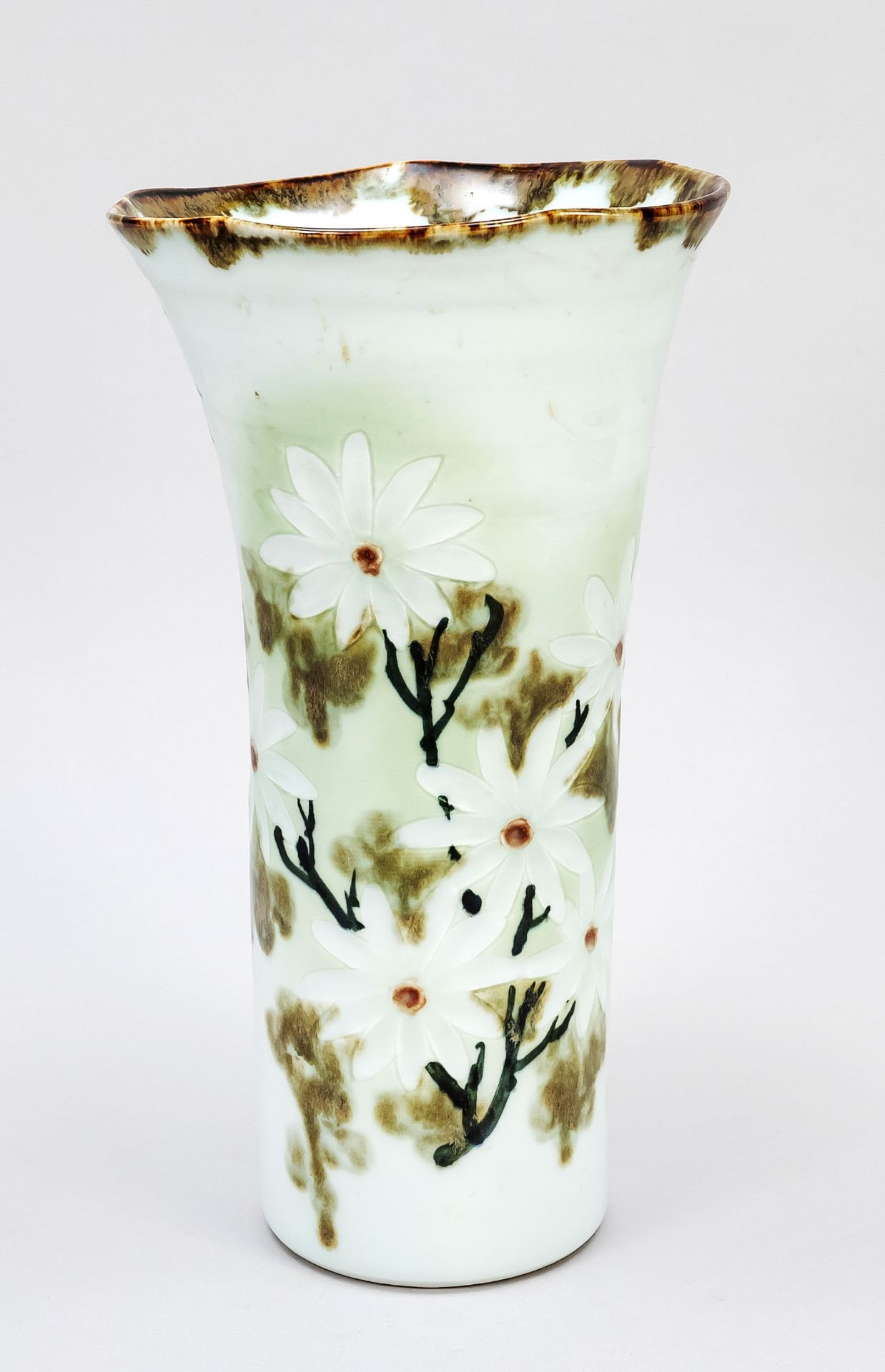 Vasenpokal mit weißen Blümelei