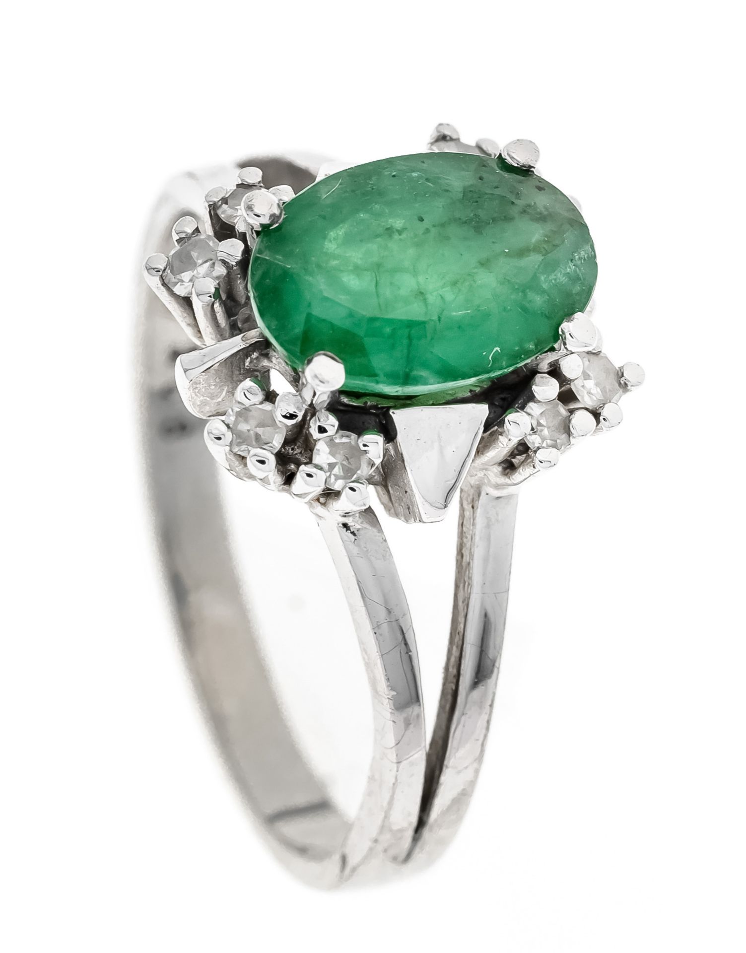 Emerald diamond ring WG 585/000 with one oval faceted emerald 9,7 x 6,7 mm, green, translucent,
