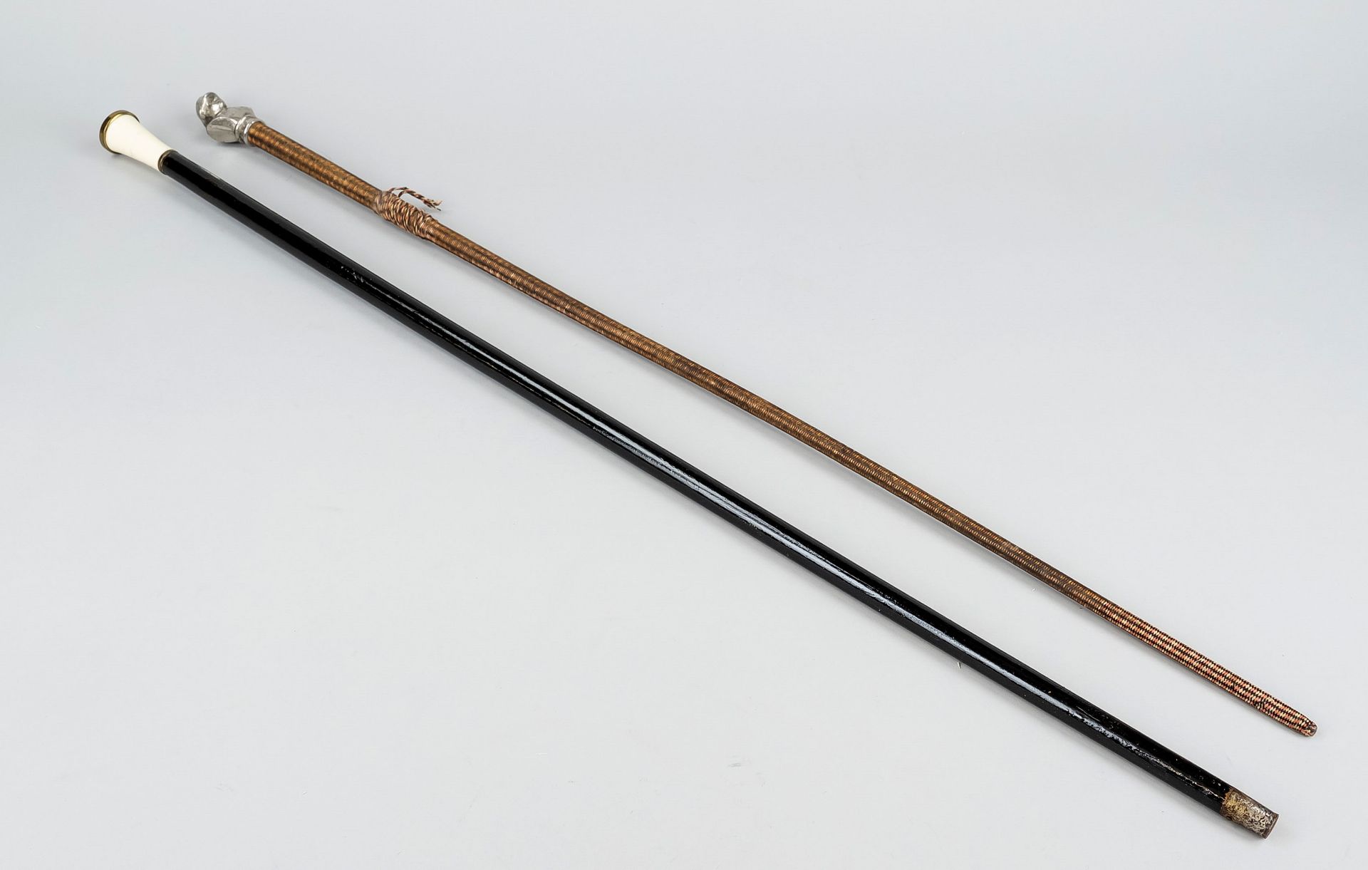 Reservist cane and riding crop, end of 19th c. Black lacquered wooden cane with brass cuff and - Image 2 of 2