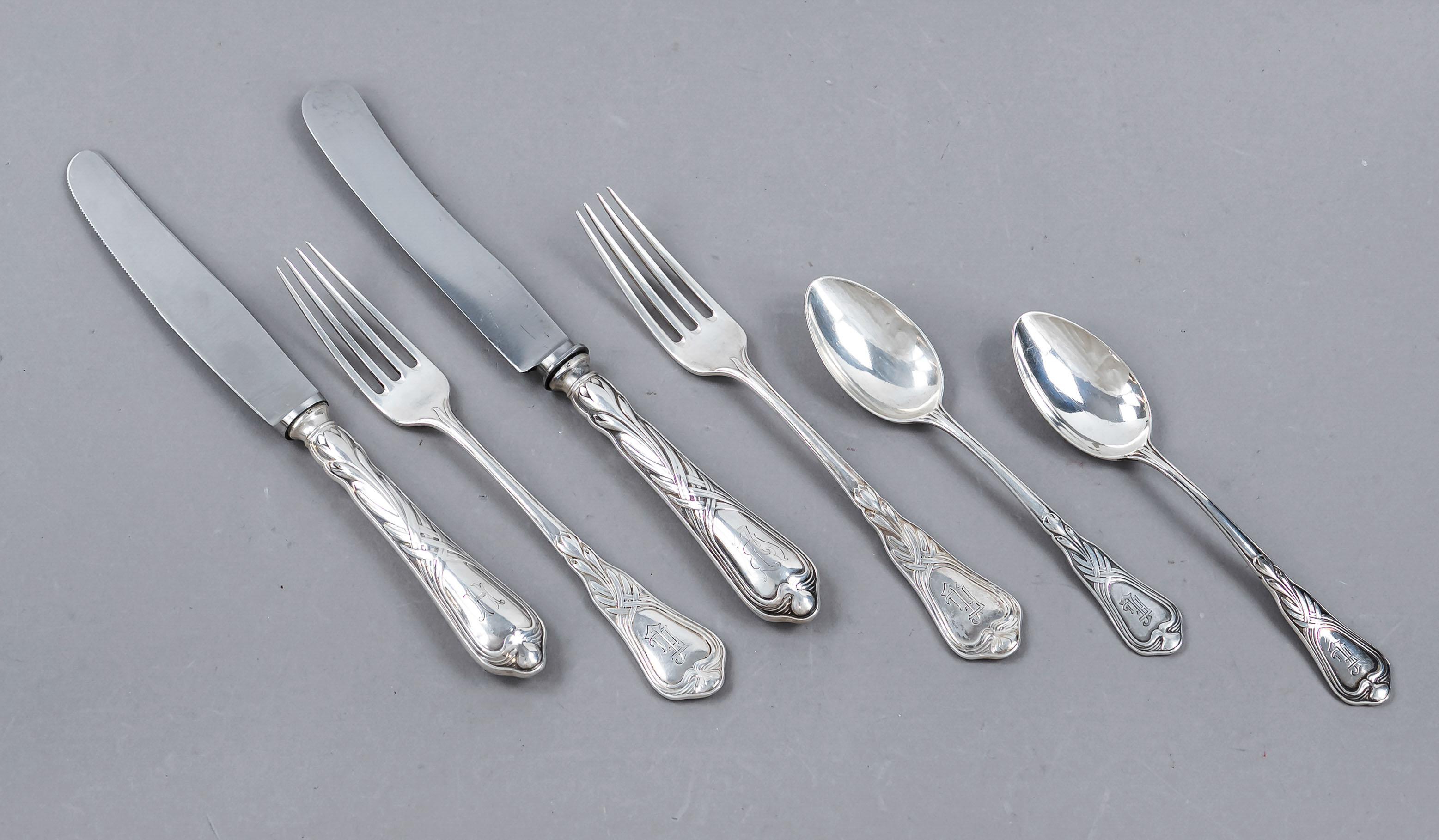 Art nouveau cutlery Autumn timeless for 11 persons. 33-piece set designed by Heinrich Vogeler (