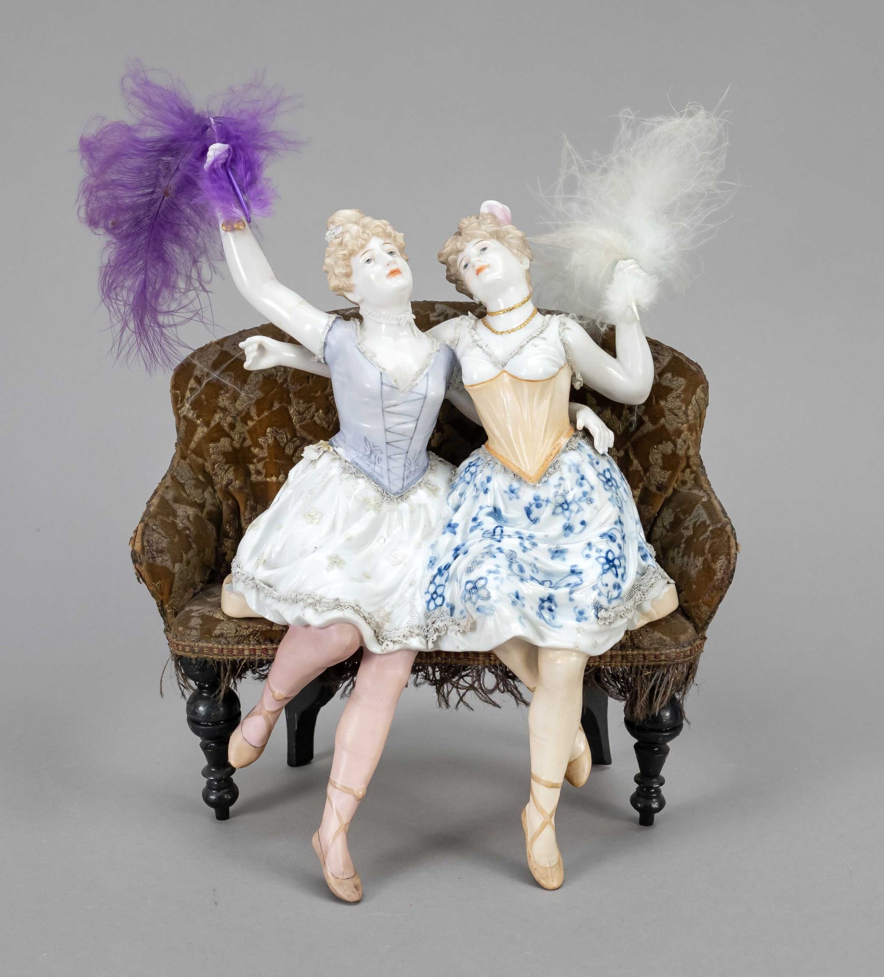 Zwei Tänzerinnen auf einem Sof