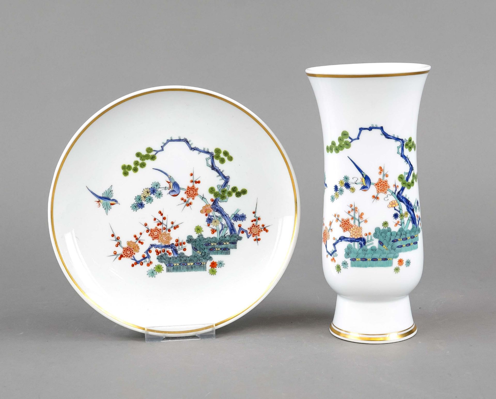 Vase and plate, Meissen, after 1950, polychrome Kakiemon painting in enamel, decor Three friends,