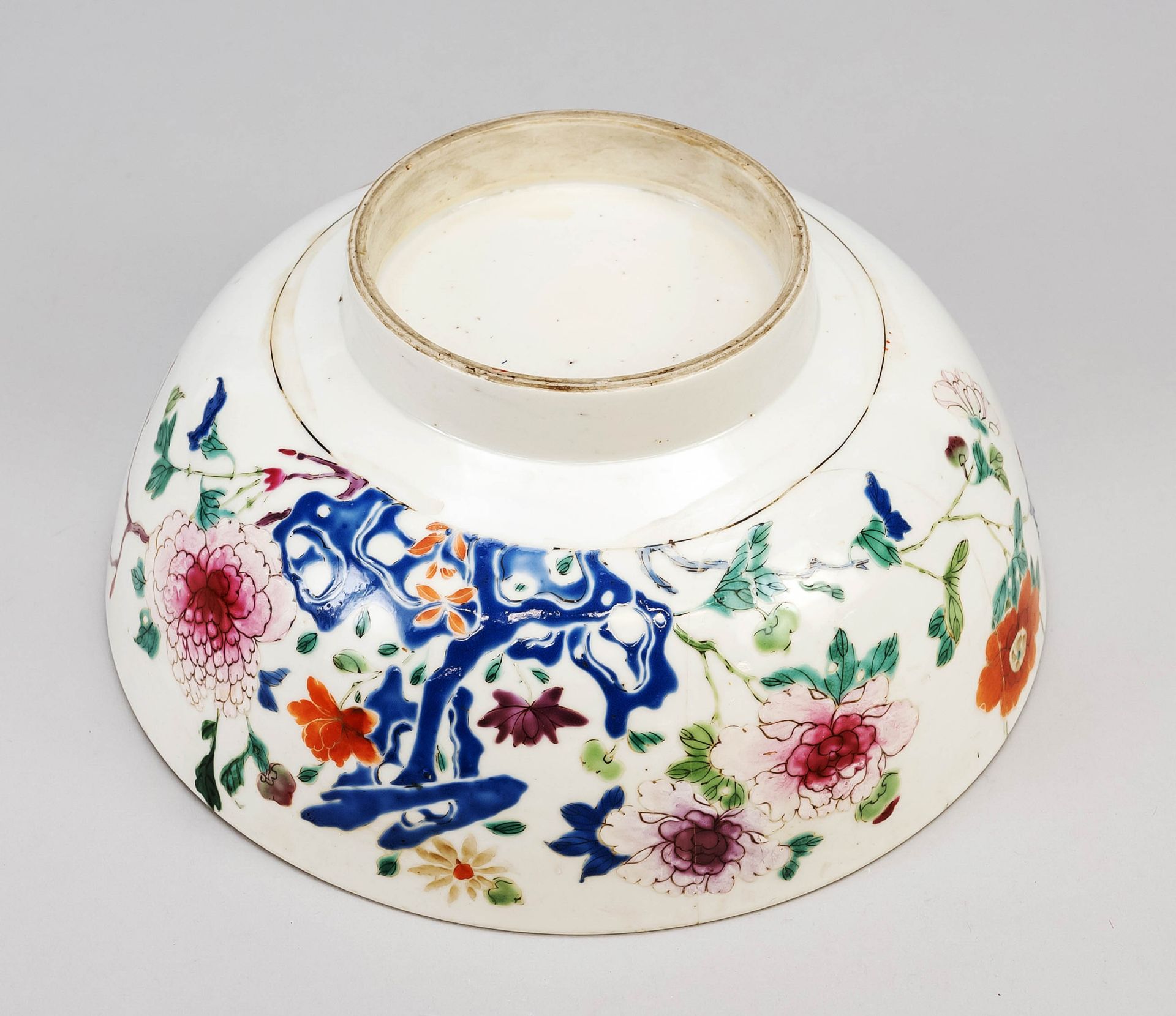 Sog. Punch bowl, China, Qing, Yongzheng period(1723-1735), 18th century, porcelain with enamel - Image 2 of 2