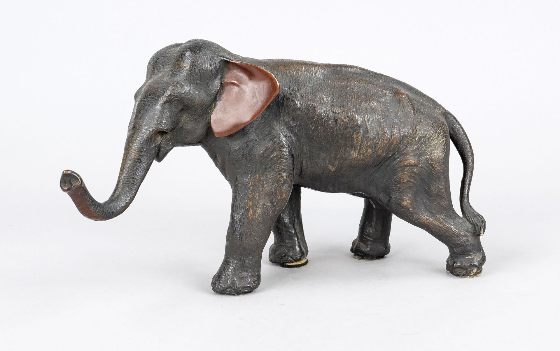 Japanese sculptor of the 20th century, elephant, red and dark patinated bronze with fine chasing,
