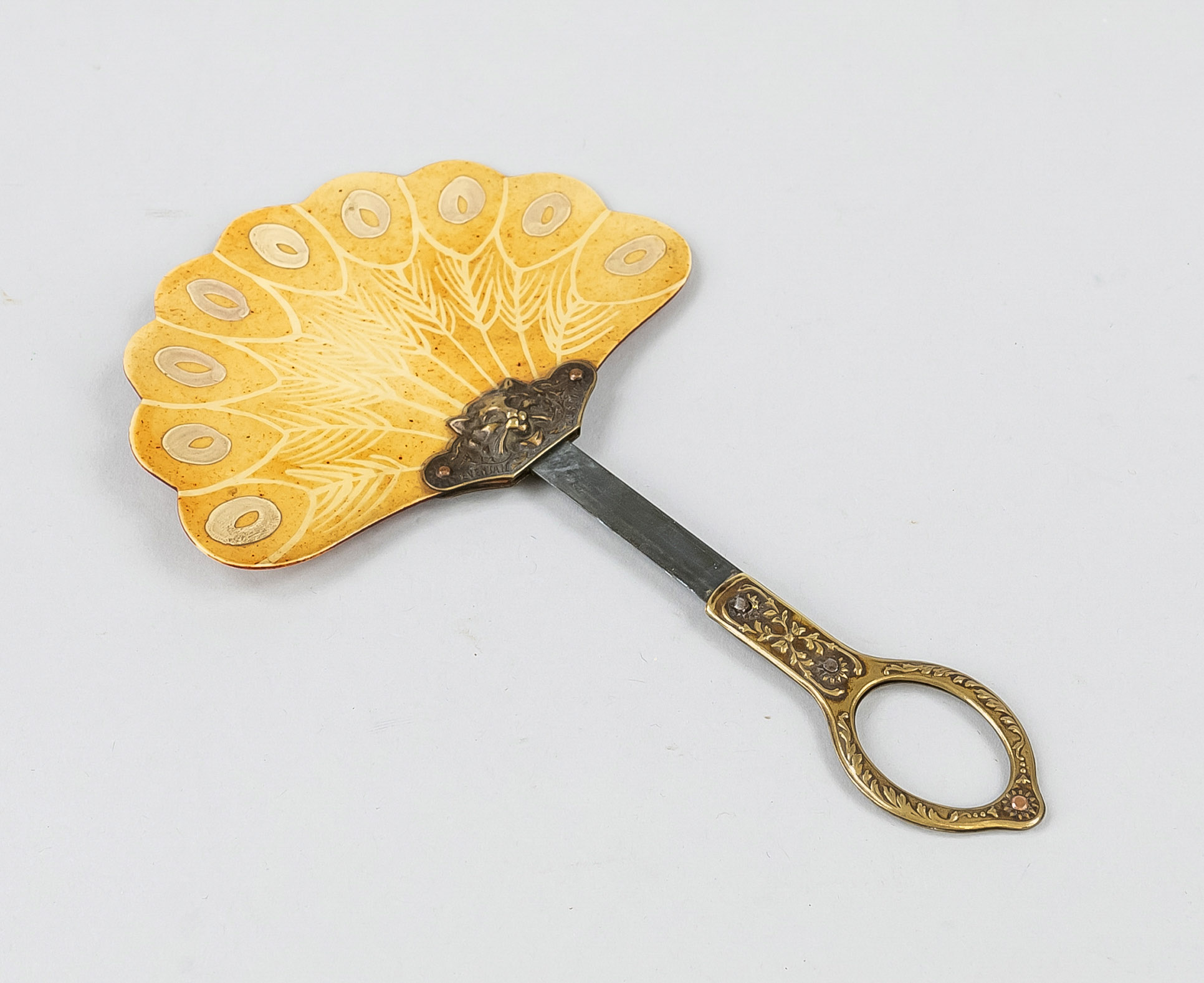 Art Nouveau fan, around 1900, fan as peacock wheel with ornamented brass mount with cat, h. 19,5 cm