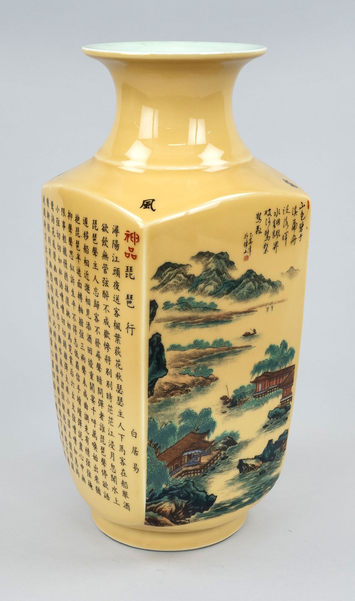 Große Viereck-Vase, China, 20.