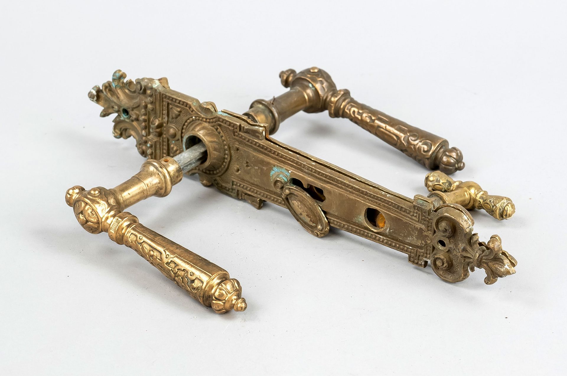 Historicism handle set, late 19th century, brass. Curved fitting cover with vegetal ornamentation,