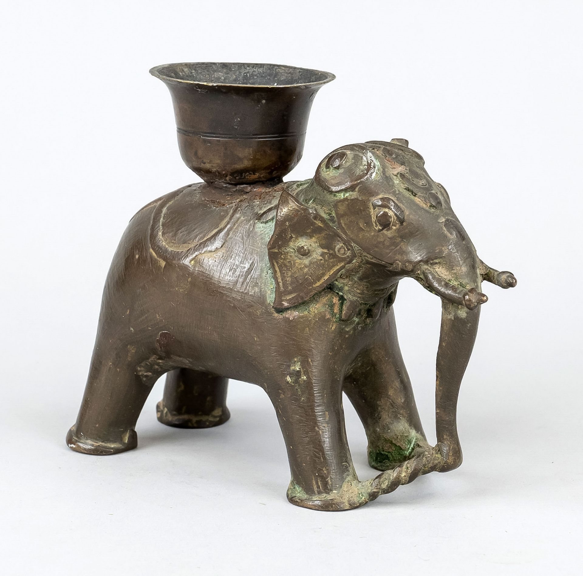 Oil lamp elephant, India, around 1900, partly patinated bronze in form of an Indian elephant with