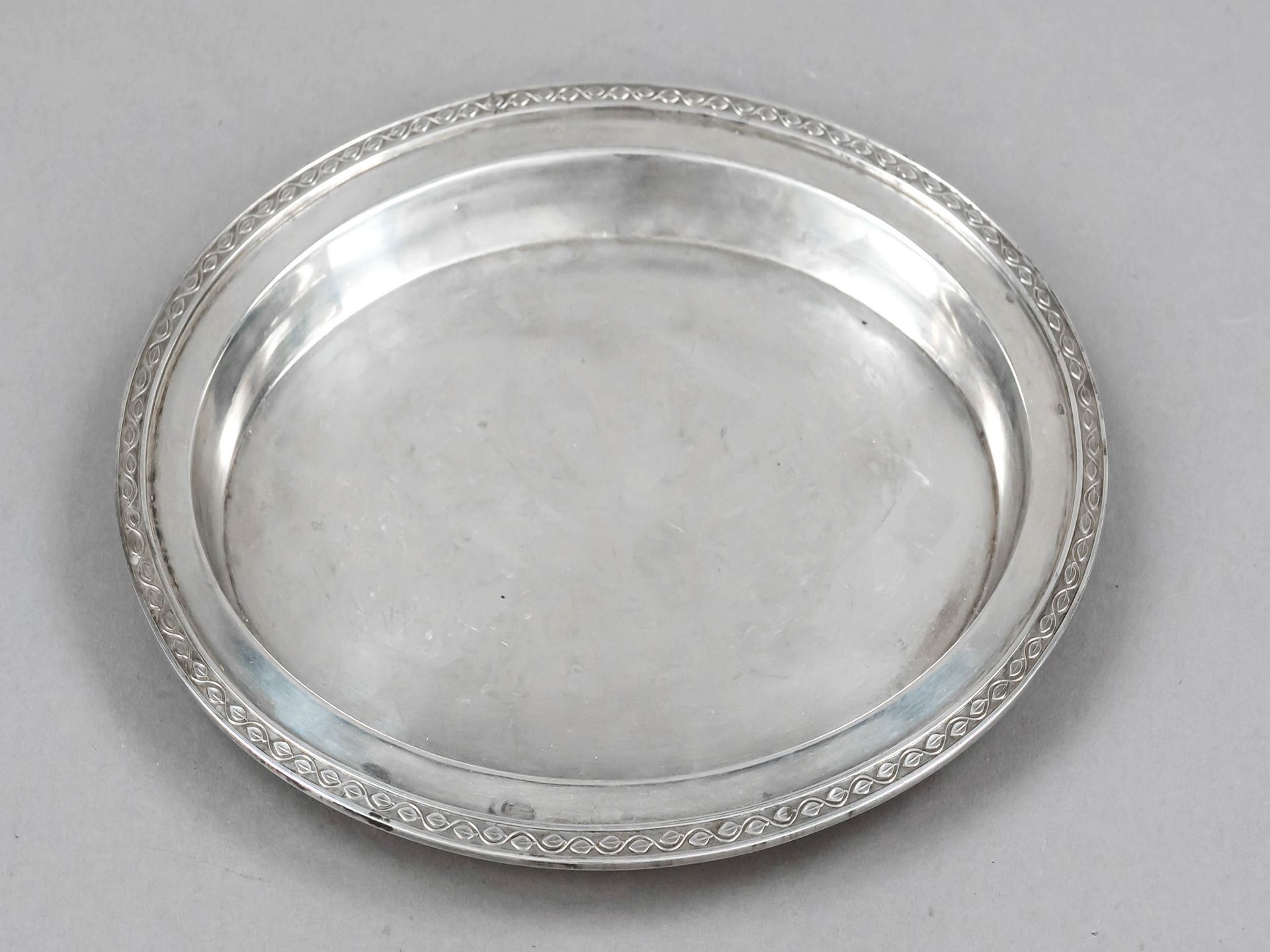Oval plate, Russian import mark, after 1908, silver 84 zolotniki (875/000), moulded form, relief