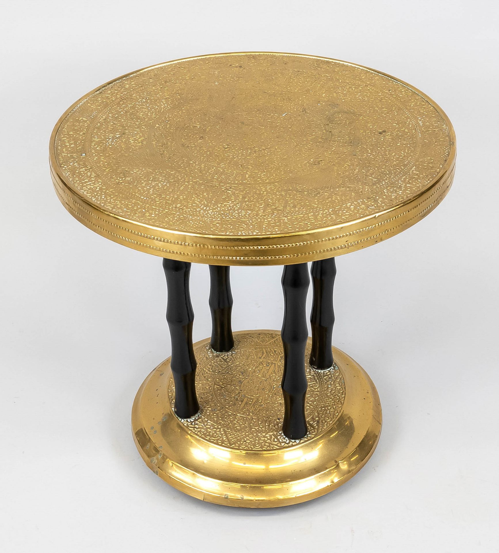 Oriental tea table, mid-20th c., black lacquered wood and brass. Round, profiled and ornamented