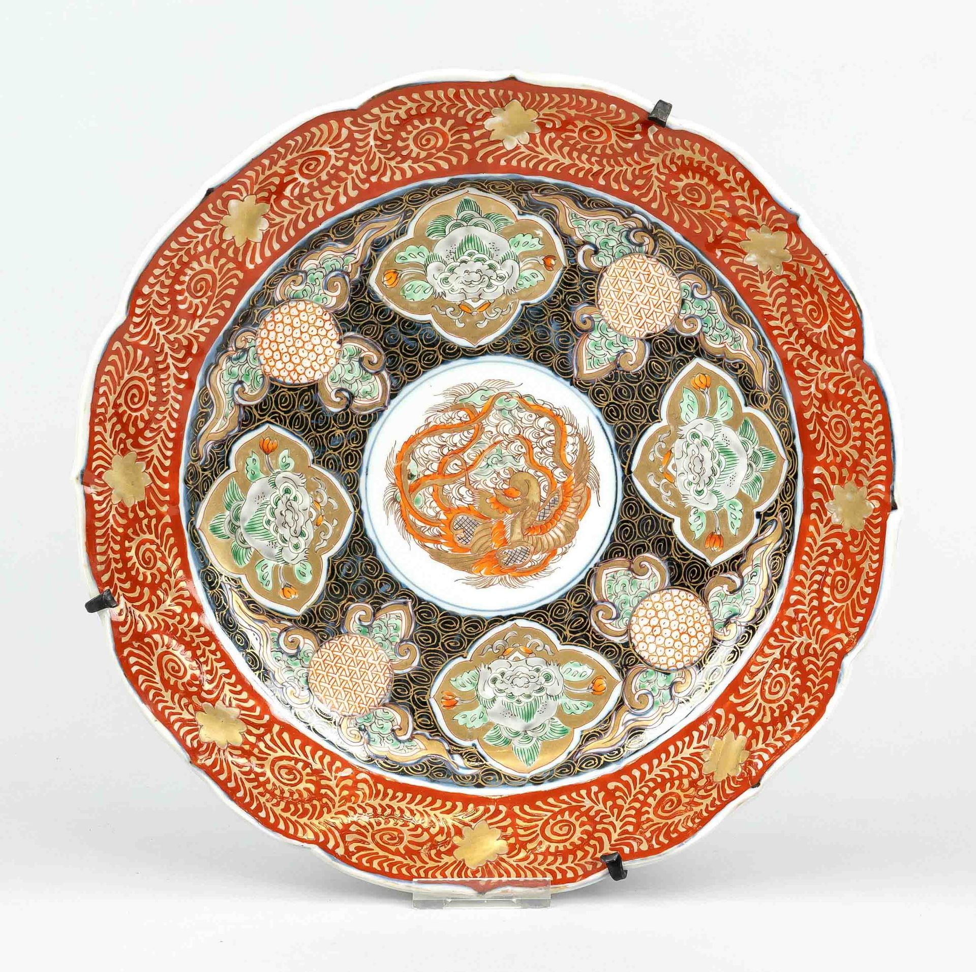 Imari plate, Japan, around 1800, POrcelain with polychrome painting and gold color, flower-shaped
