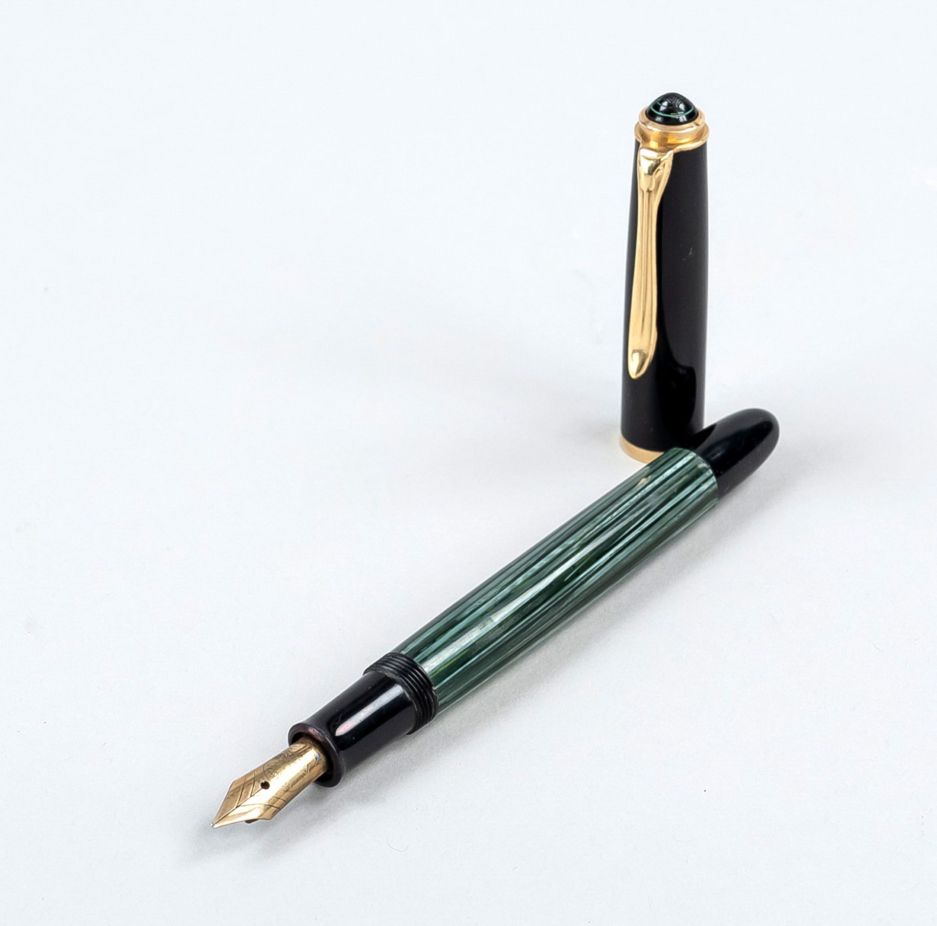 Parker piston fountain pen, 2nd half of 20th century, with gold nib, slightly rubbed, l. 12,5 cm