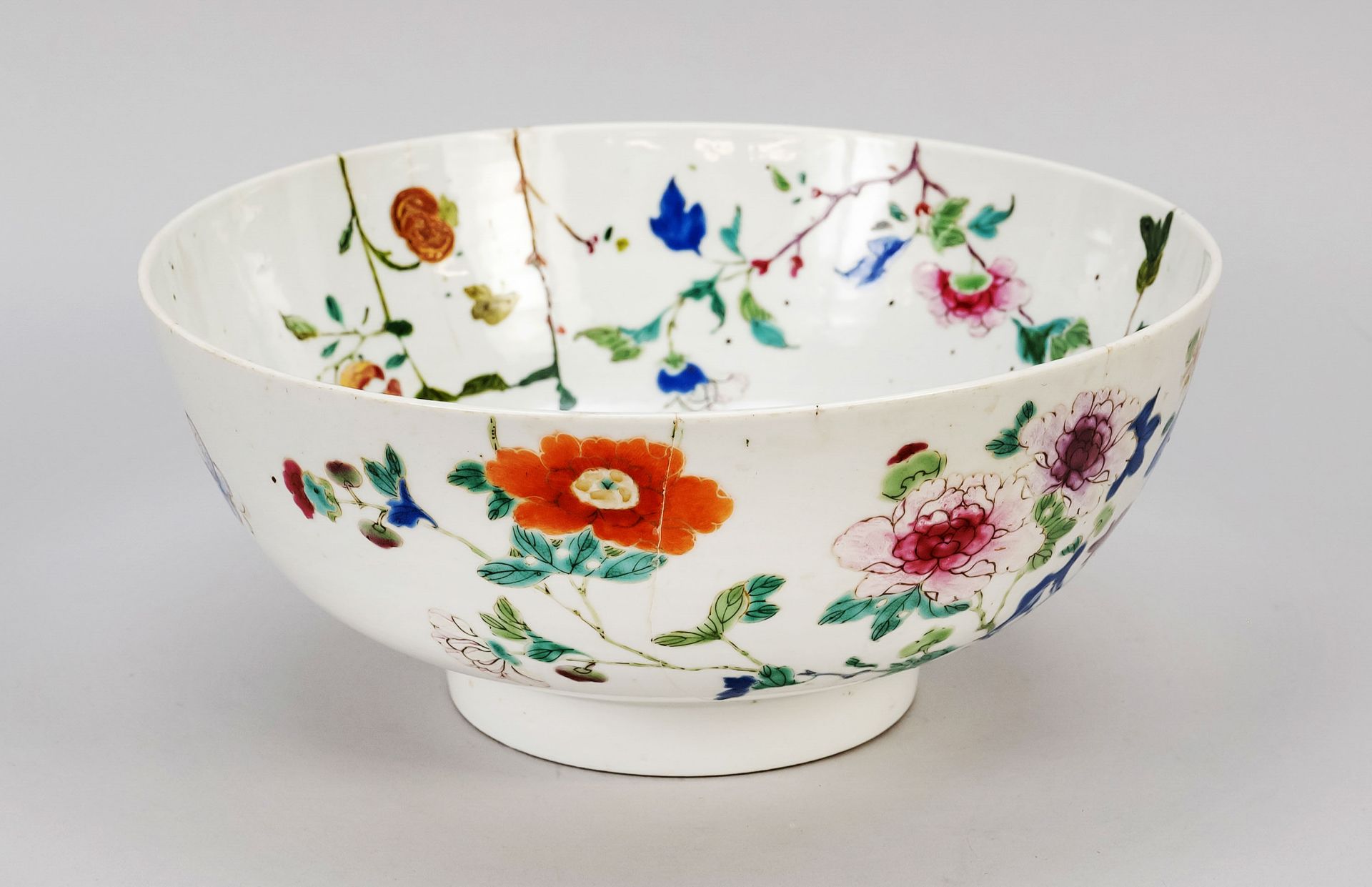 Sog. Punch bowl, China, Qing, Yongzheng period(1723-1735), 18th century, porcelain with enamel
