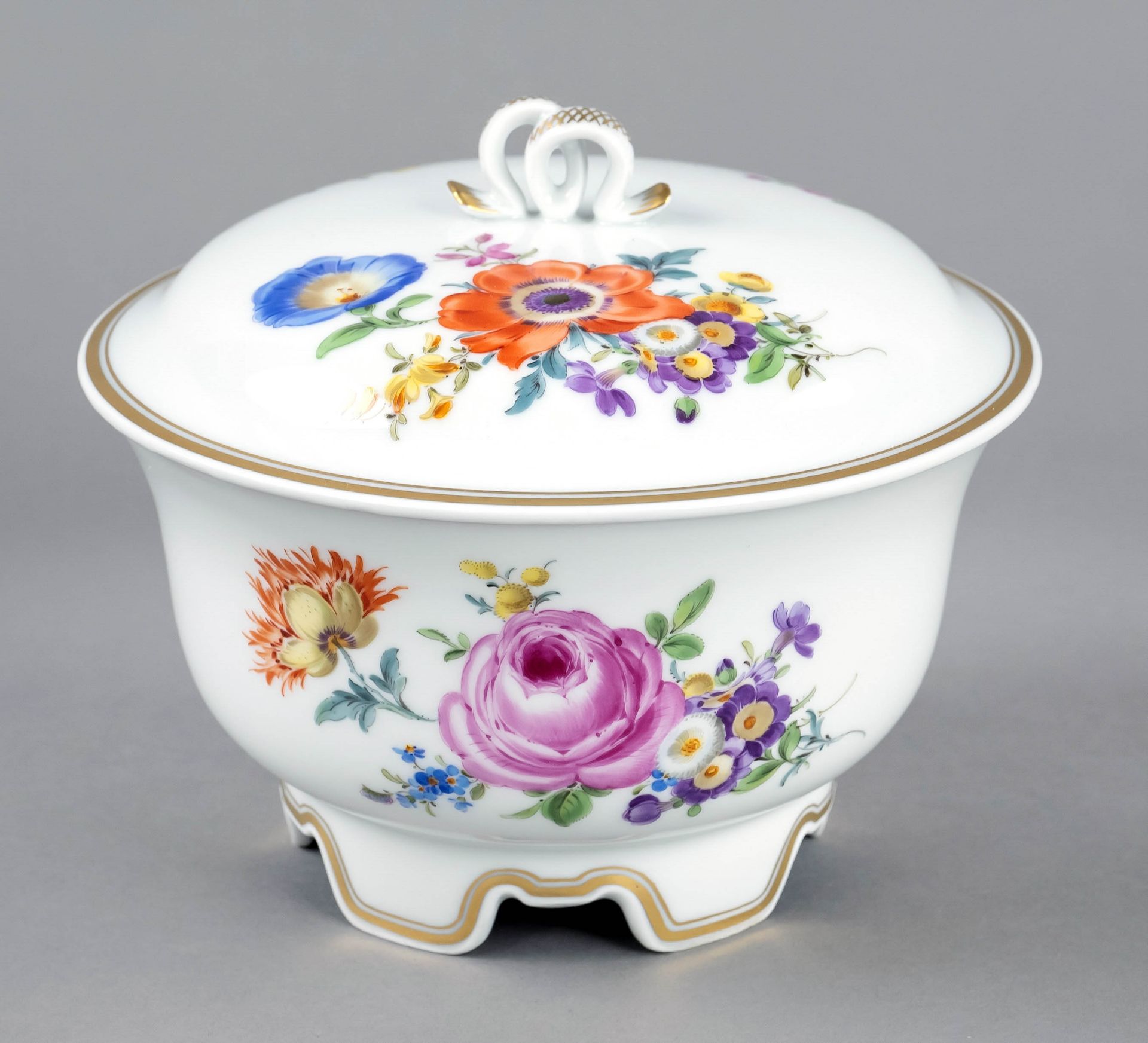 Bonbonniere, Meissen, mark after 1934, 1st choice, round body on ribbed base, slightly domed lid
