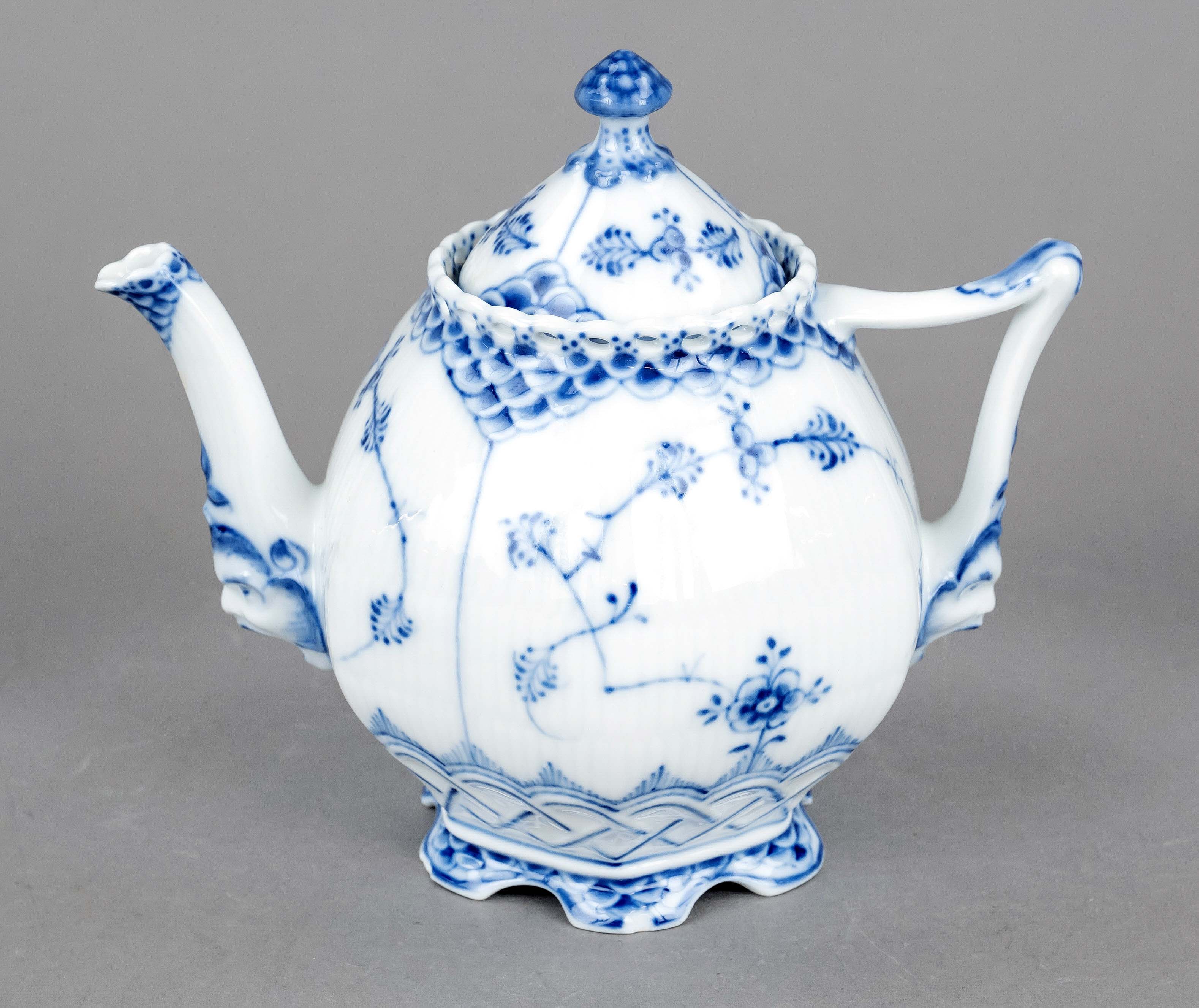 Teapot, Royal Copenhagen, Denmark, late 20th century, 1st choice, décor Musselmalet full lace in