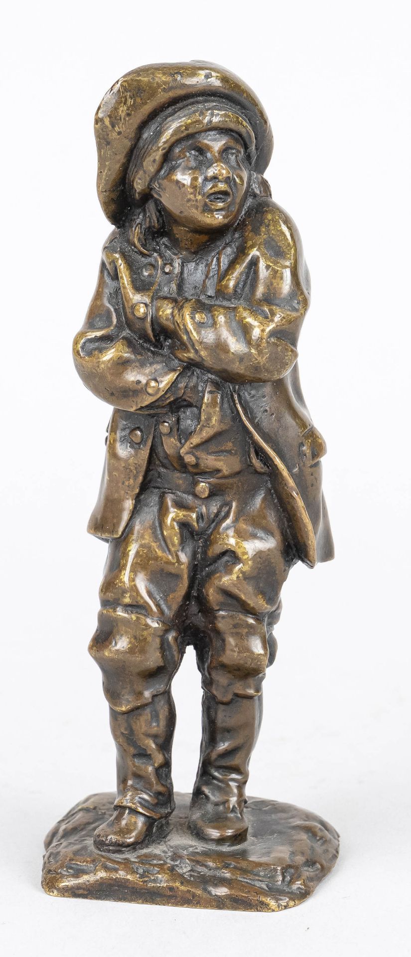 Sculptor around 1900, freezing man in uniform, greenish patinated solid bronze on naturalistic