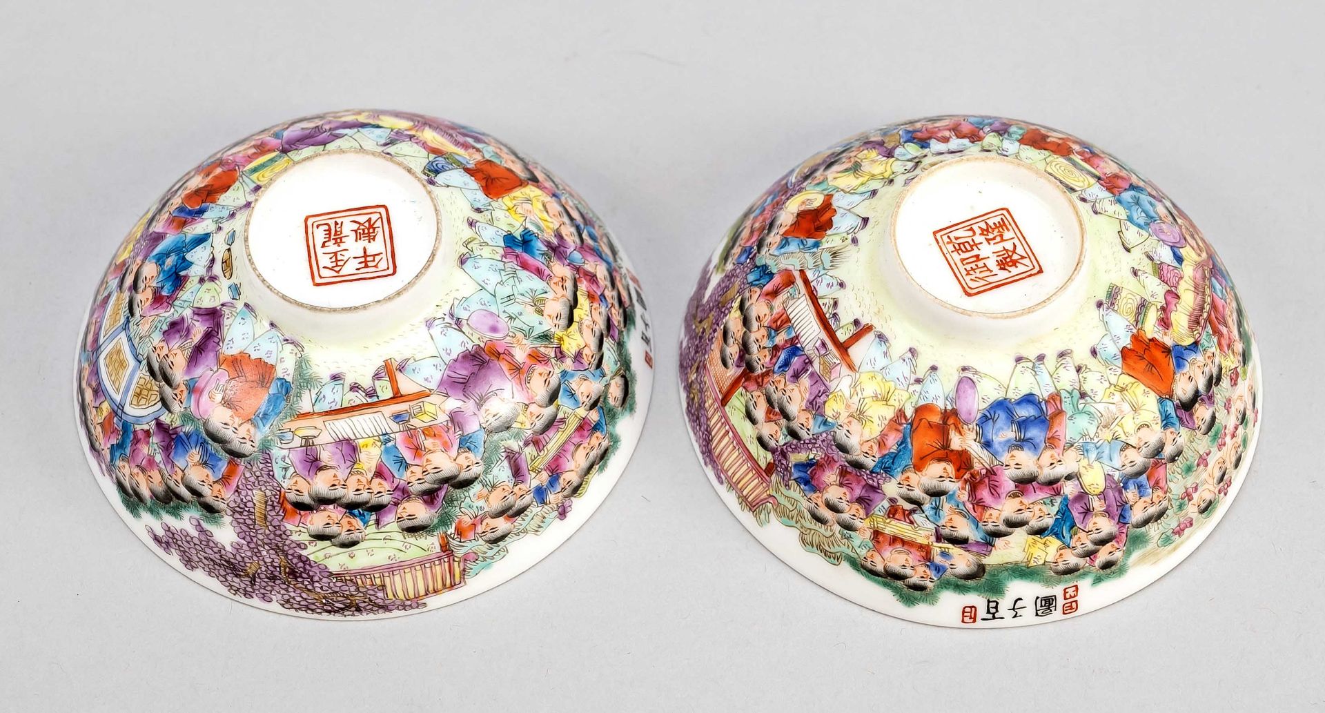 Pair of tea bowls 100 children, China, probably republic period(1912-1949), porcelain with - Image 2 of 3