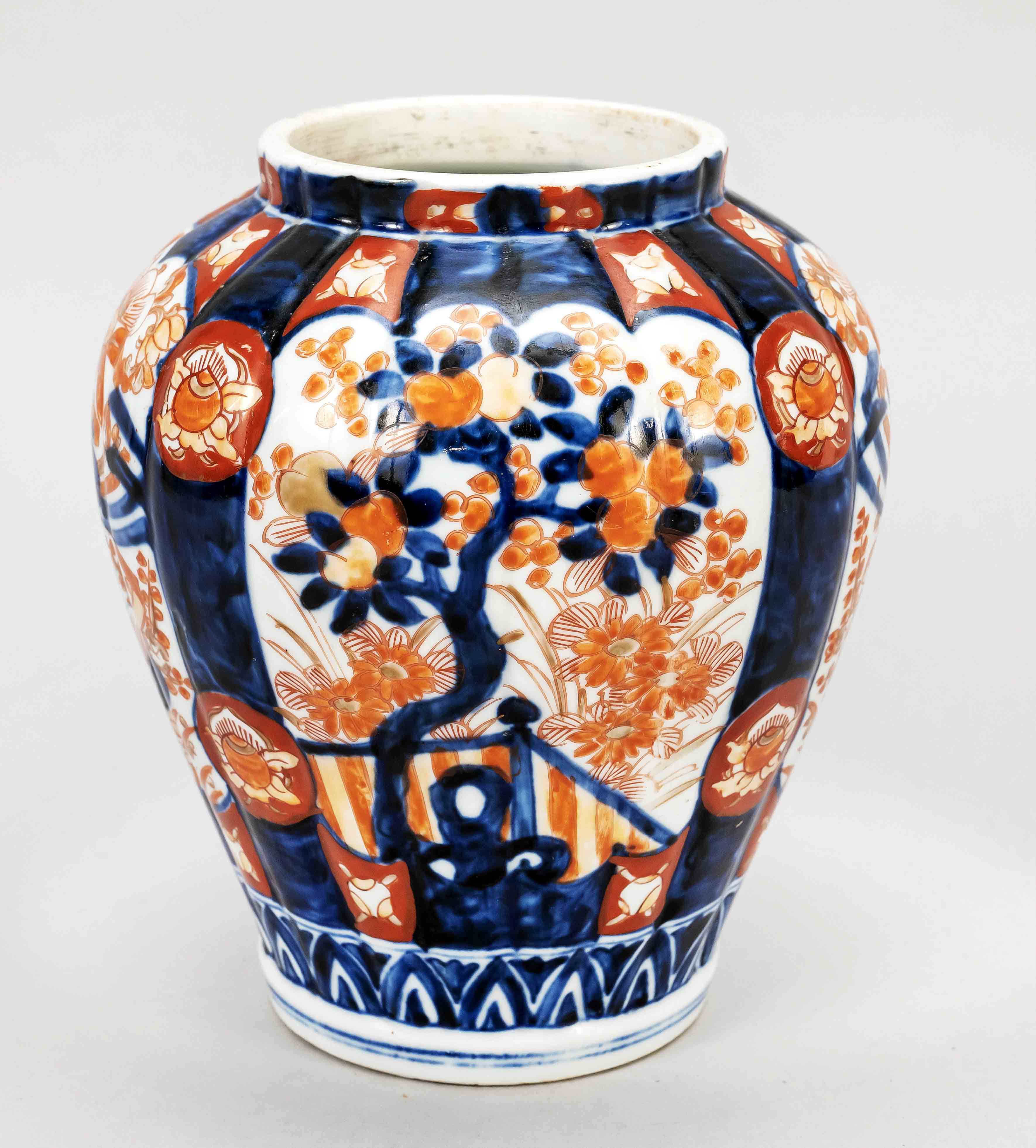 Imari shoulder vase, Japan, Arita, Edo period(1603-1868), 1st half 19th c., Porcelain with cobalt