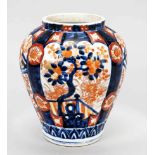 Imari shoulder vase, Japan, Arita, Edo period(1603-1868), 1st half 19th c., Porcelain with cobalt