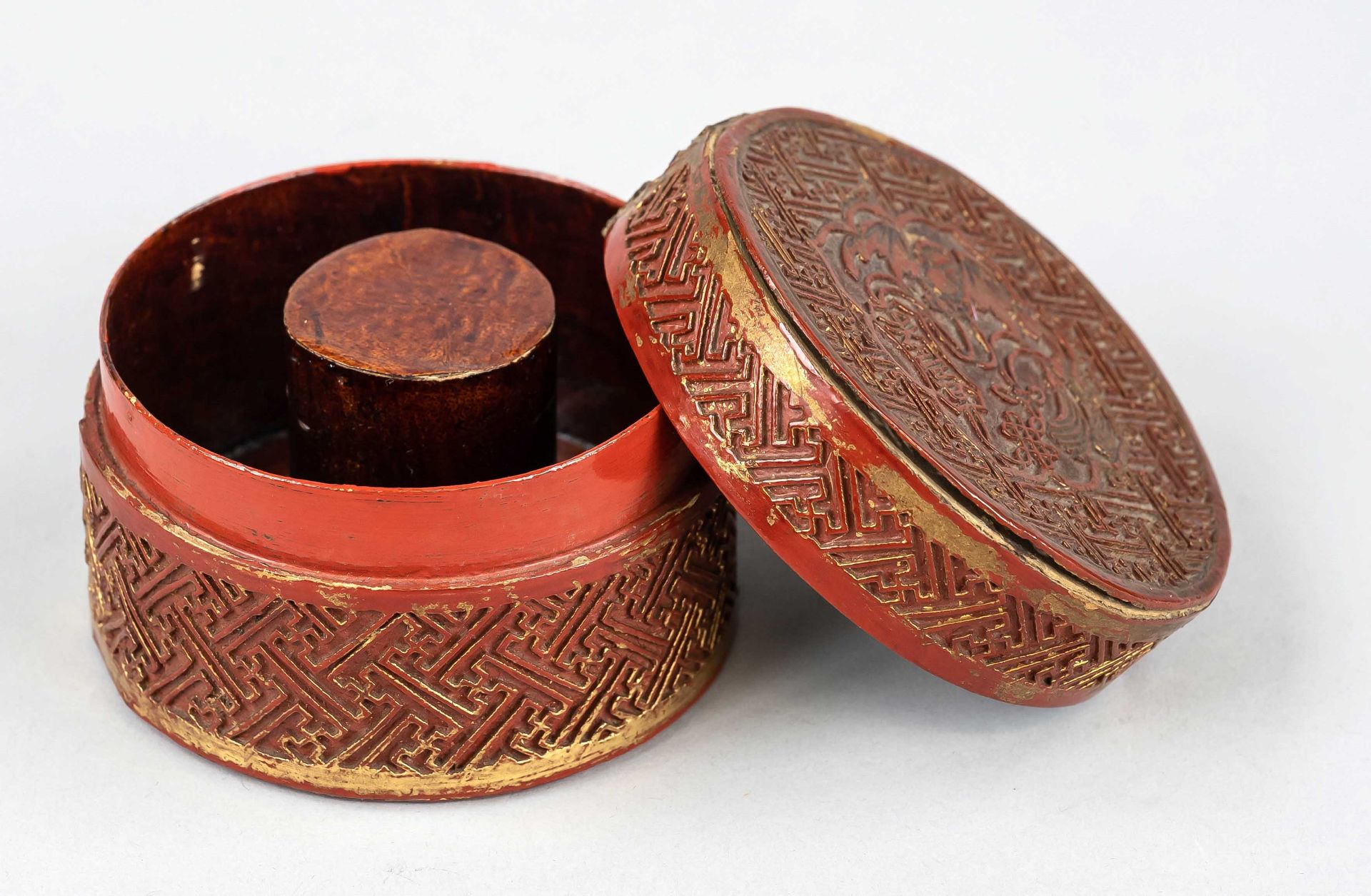 Red lacquer box, China, around 1900, wooden body with red lacquer, repeat pattern decorated by - Image 2 of 2