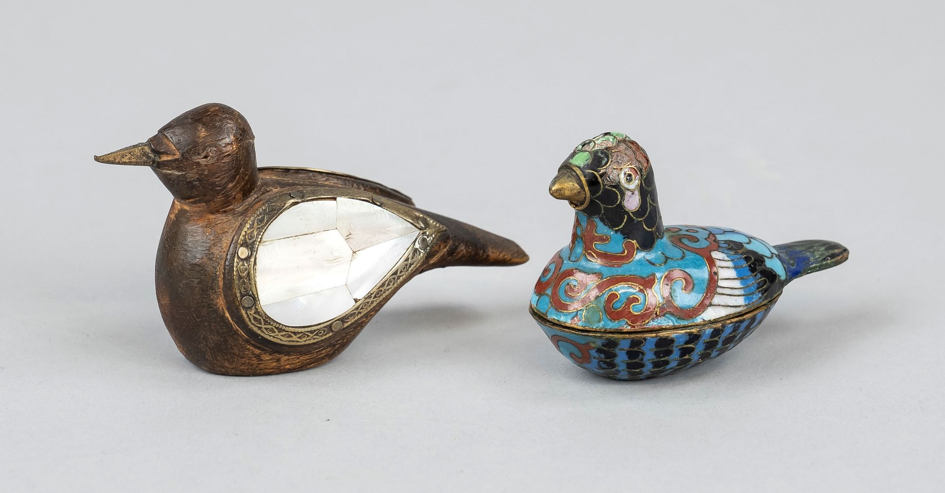 Two birds, probably Asia 20th c., cloisonné bird box and mother-of-pearl winged wooden bird, l to