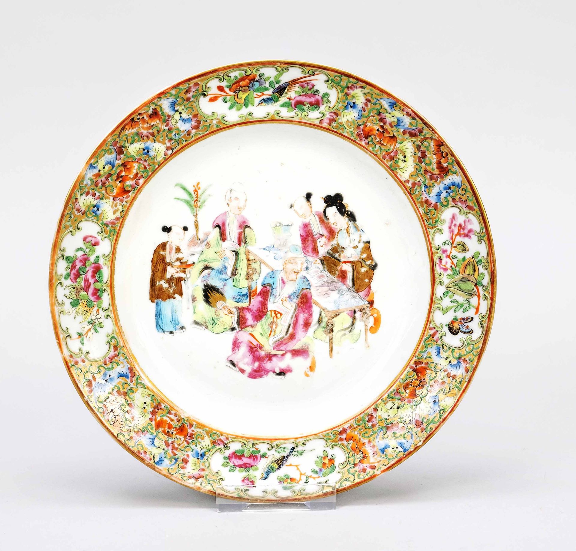 Rare Canton motif plate, South China, Guangzhou or Macao, Qing dynasty(1644-1911), around 1800, in