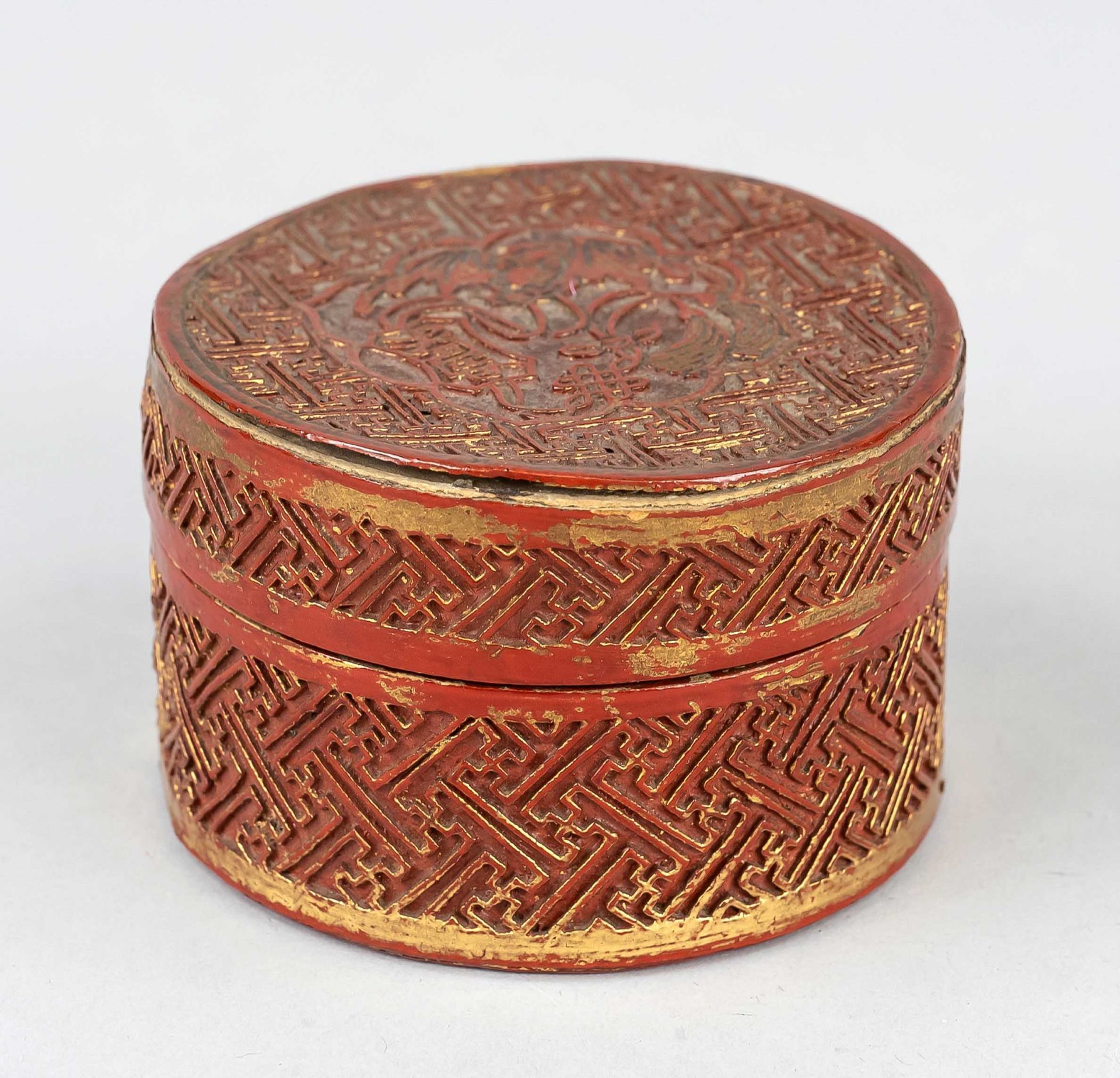 Red lacquer box, China, around 1900, wooden body with red lacquer, repeat pattern decorated by