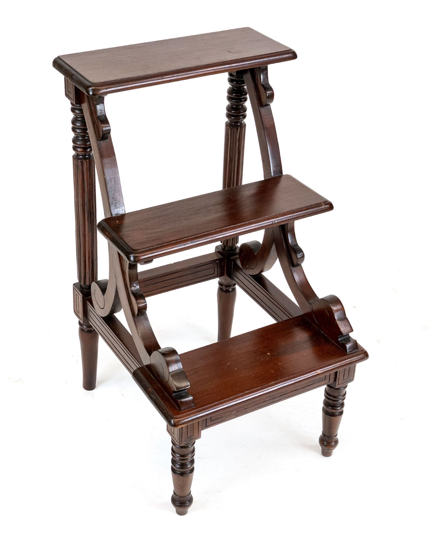 Library ladder, 20th c., mahogany. 3 steps on carved stringers, with pillar, h. 80 cm.